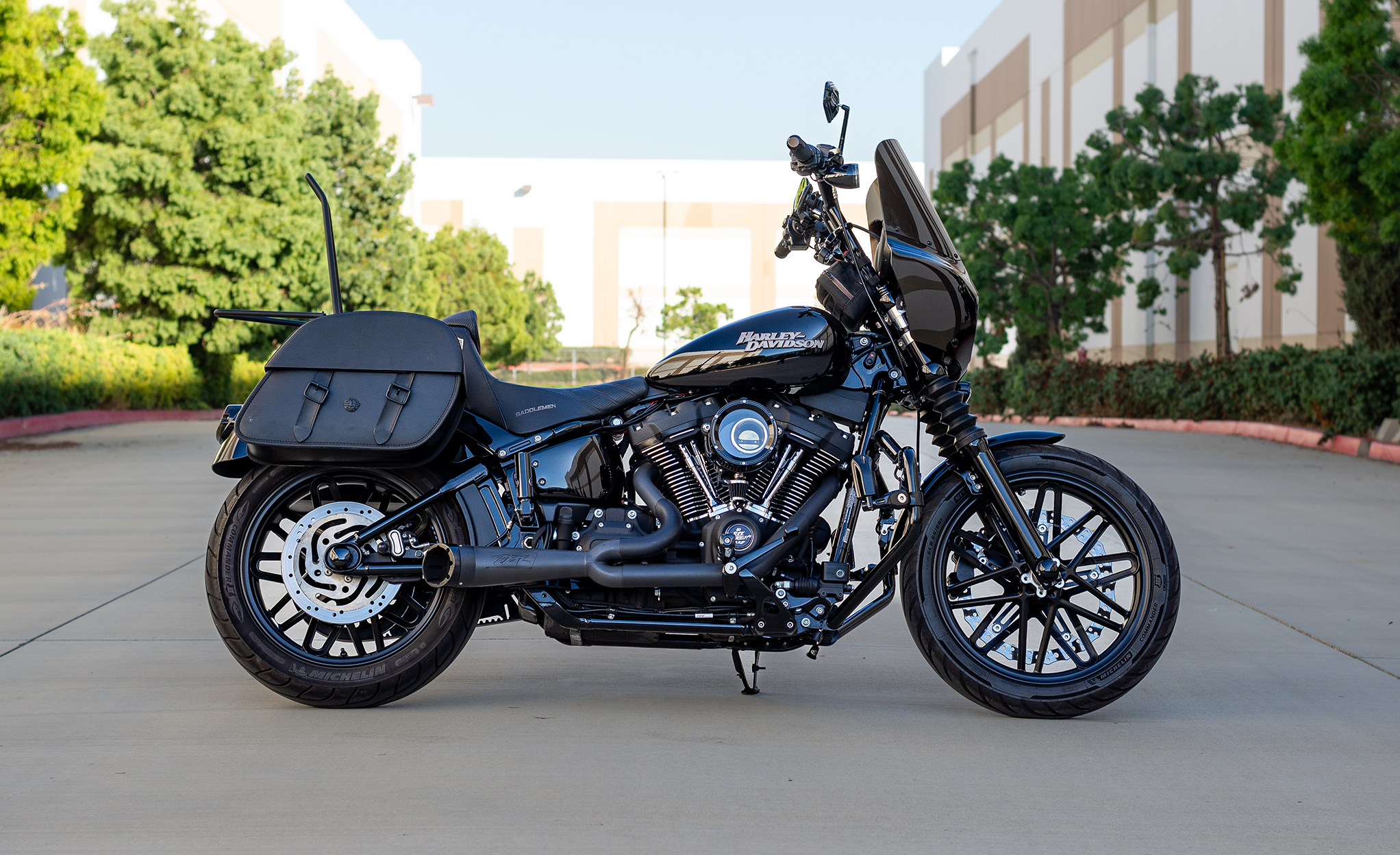 28L - Baelor Medium Motorcycle Saddlebags for Harley Softail Low Rider S FXLRS @expand