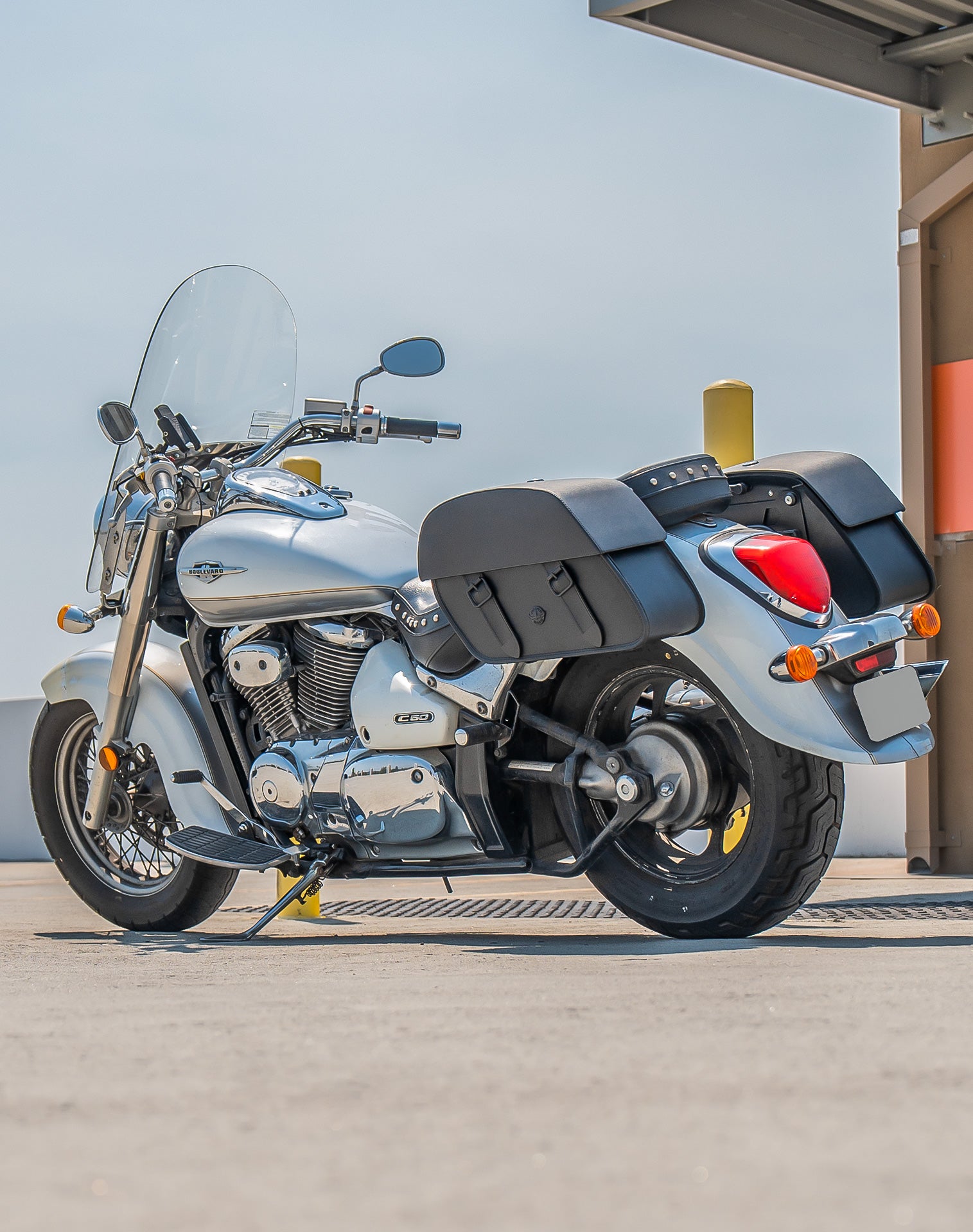 28L - Baelor Medium Quick Mount Suzuki Boulevard C50 VL800 Motorcycle Saddlebags v1