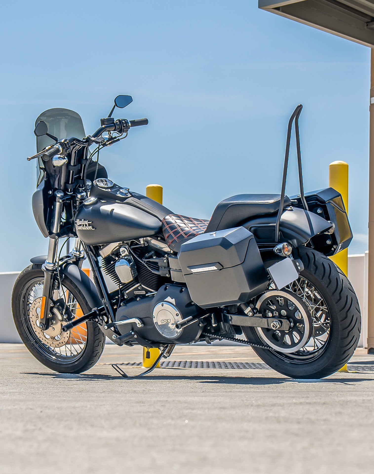 Hard Saddlebags for Harley Davidson Dyna Street Bob Vertical Banner