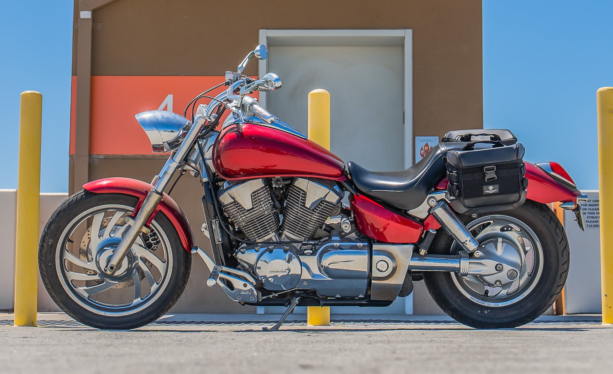 10L - Incognito Quick-Mount Small Honda VTX 1300 C Solo Saddlebag (Left Only) Life Style Photo @expand