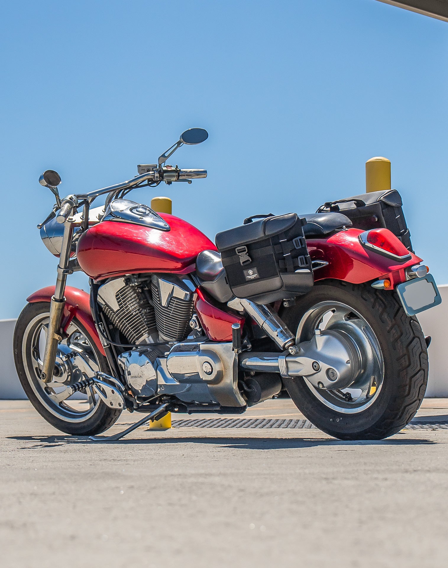 10L - Incognito Quick-Mount Small Honda VTX 1300 C Solo Saddlebag (Left Only) Life Style 1