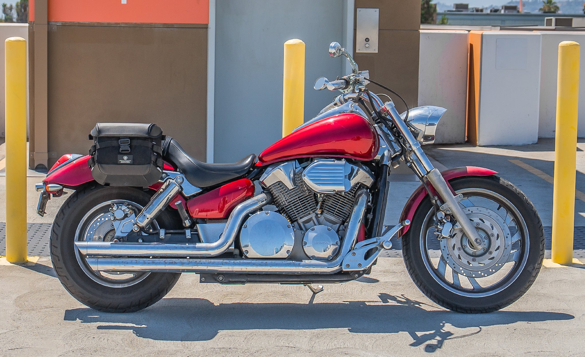 10L - Incognito Quick-Mount Small Honda VTX 1300 C Solo Saddlebag (Right Only) Life Style Photo @expand