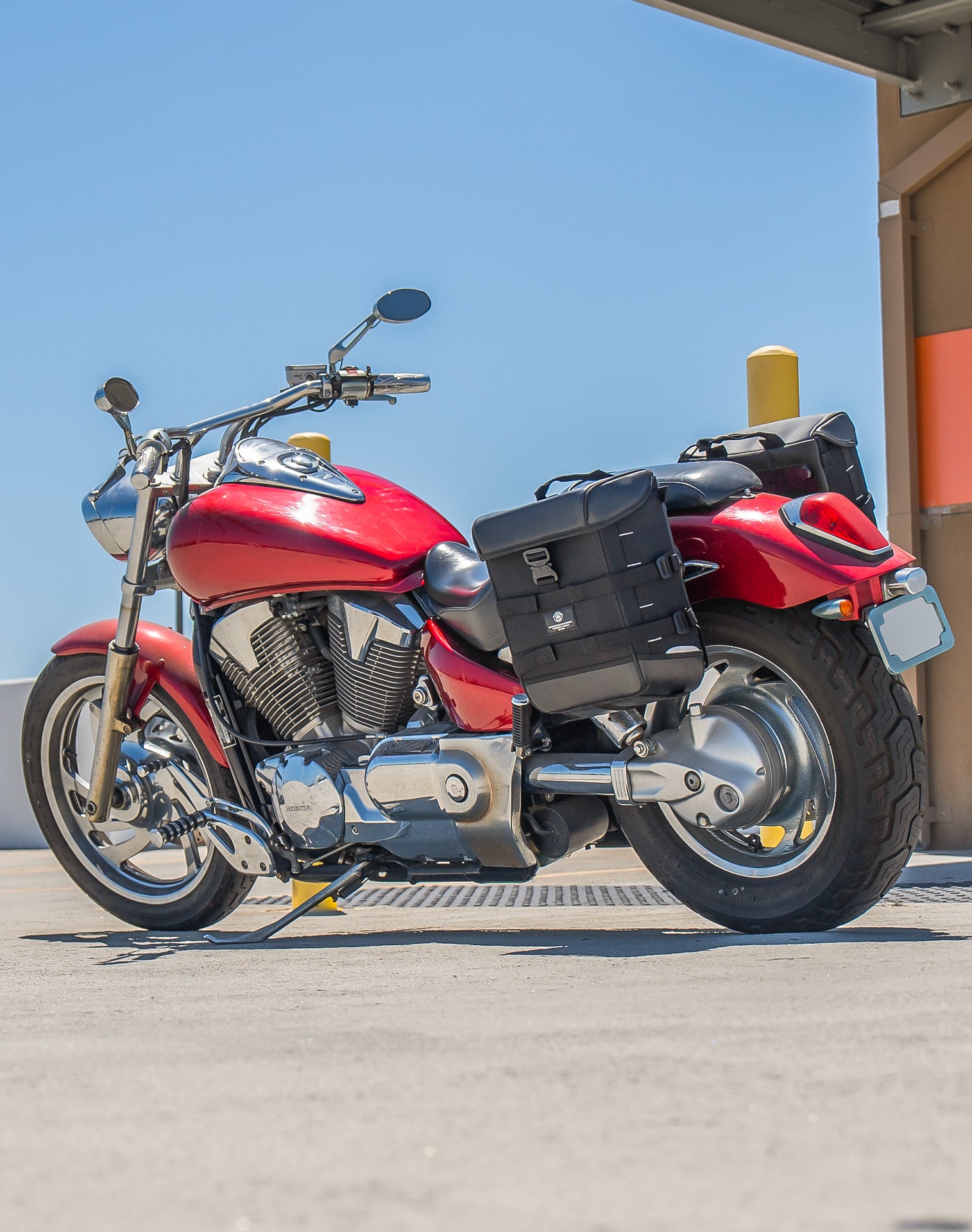 15L - Incognito Quick-Mount Medium Honda VTX 1300 C Solo Saddlebag (Left Only) Life Style 1