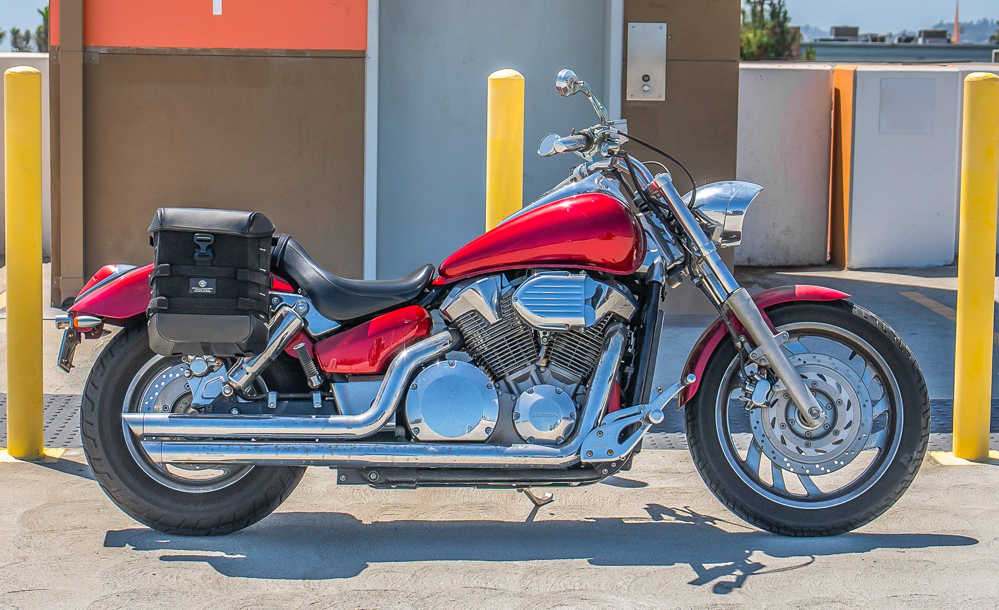 15L - Incognito Quick-Mount Medium Honda VTX 1300 C Solo Saddlebag (Right Only) Life Style Photo @expand