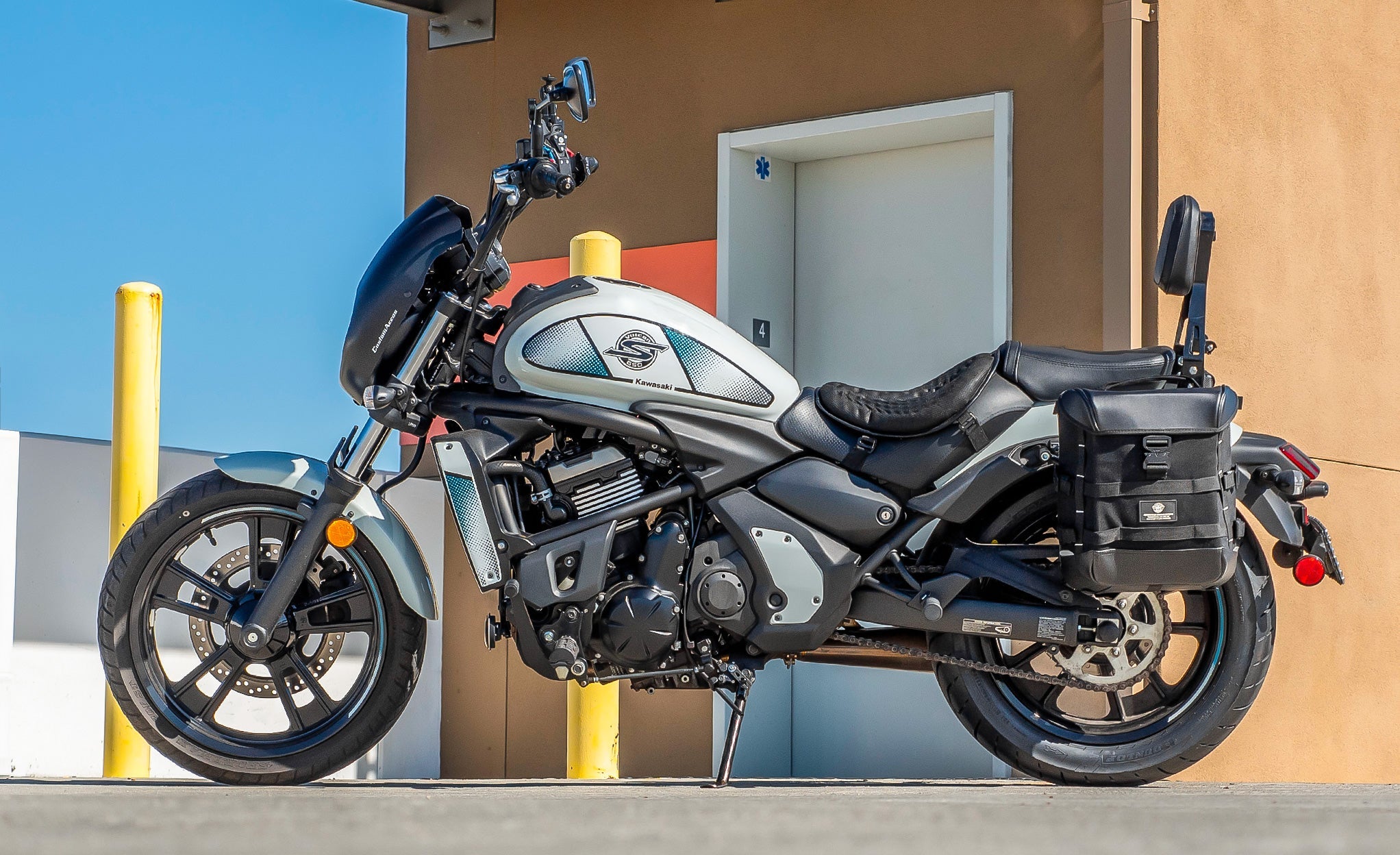 30L - Incognito Quick-Mount Medium Kawasaki Vulcan S VN650 Motorcycle Saddlebags Life Style Photo @expand