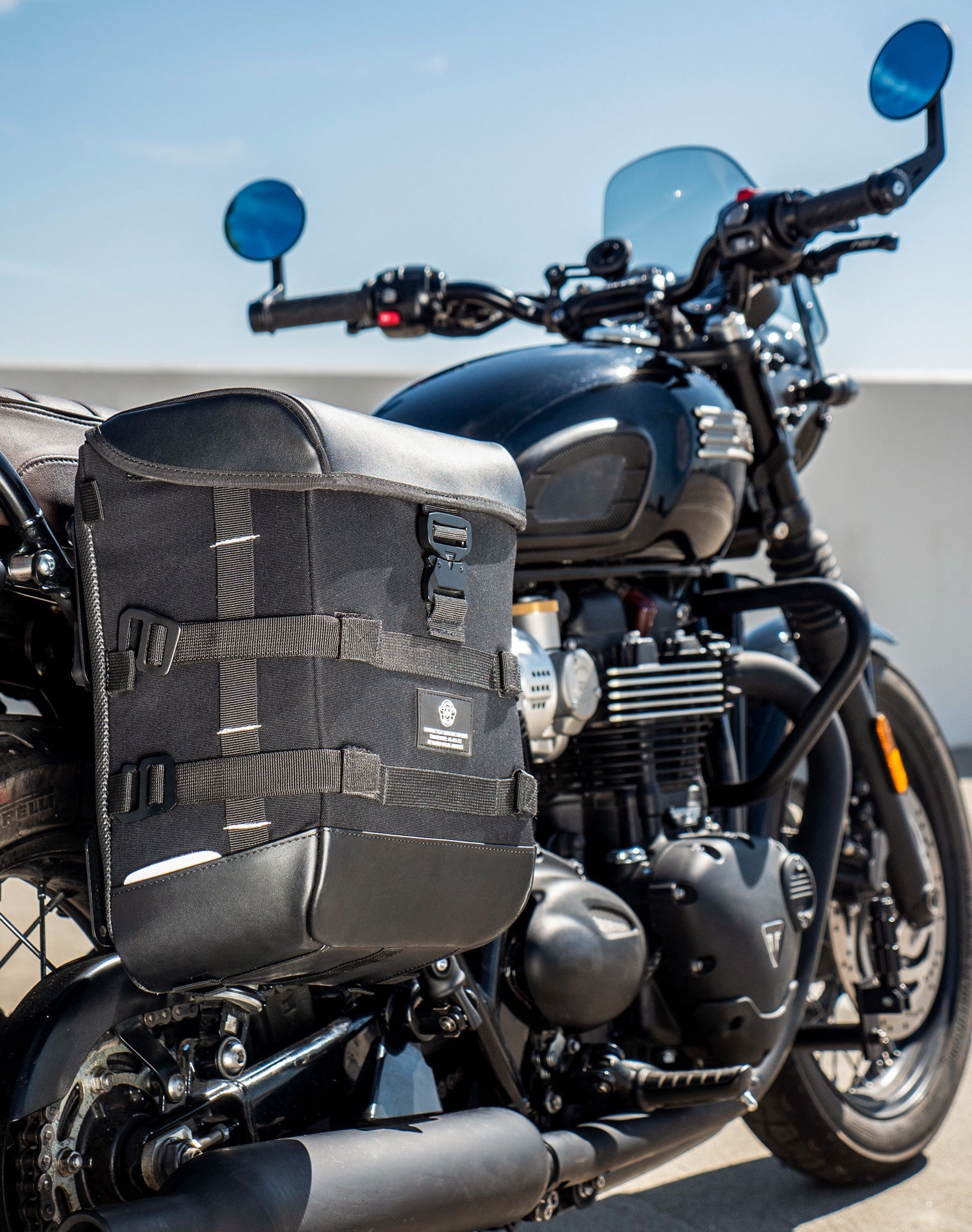 30L - Incognito Quick-Mount Medium Triumph Bonneville T120 Motorcycle Saddlebags Life style 1
