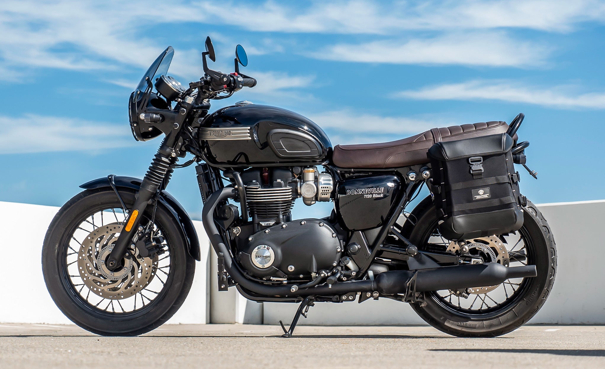 30L - Incognito Quick-Mount Medium Triumph Bonneville T120 Motorcycle Saddlebags Life Style Photo @expand