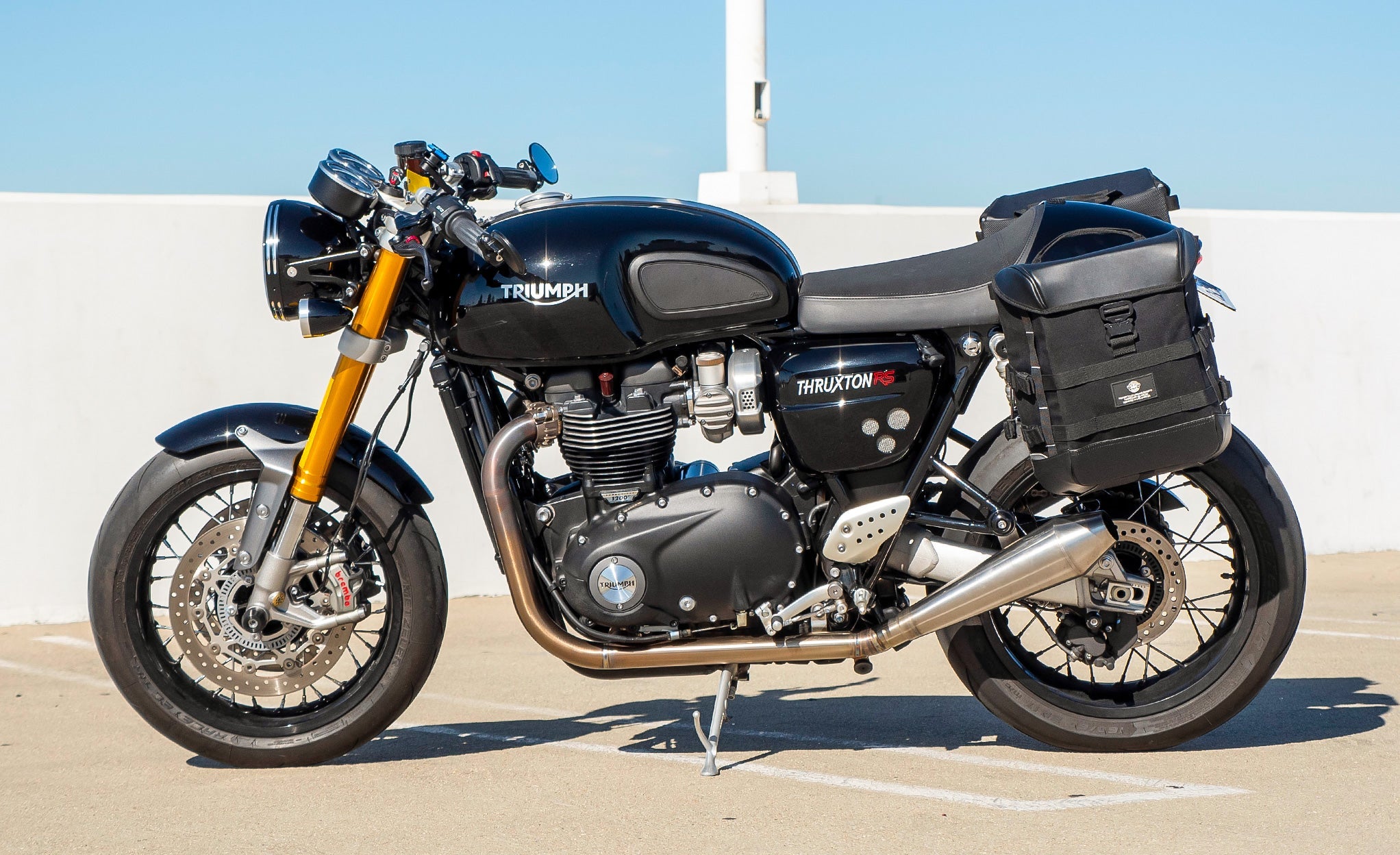 30L - Incognito Quick-Mount Medium Triumph Thruxton RS Hard Saddlebags Life Style Photo @expand