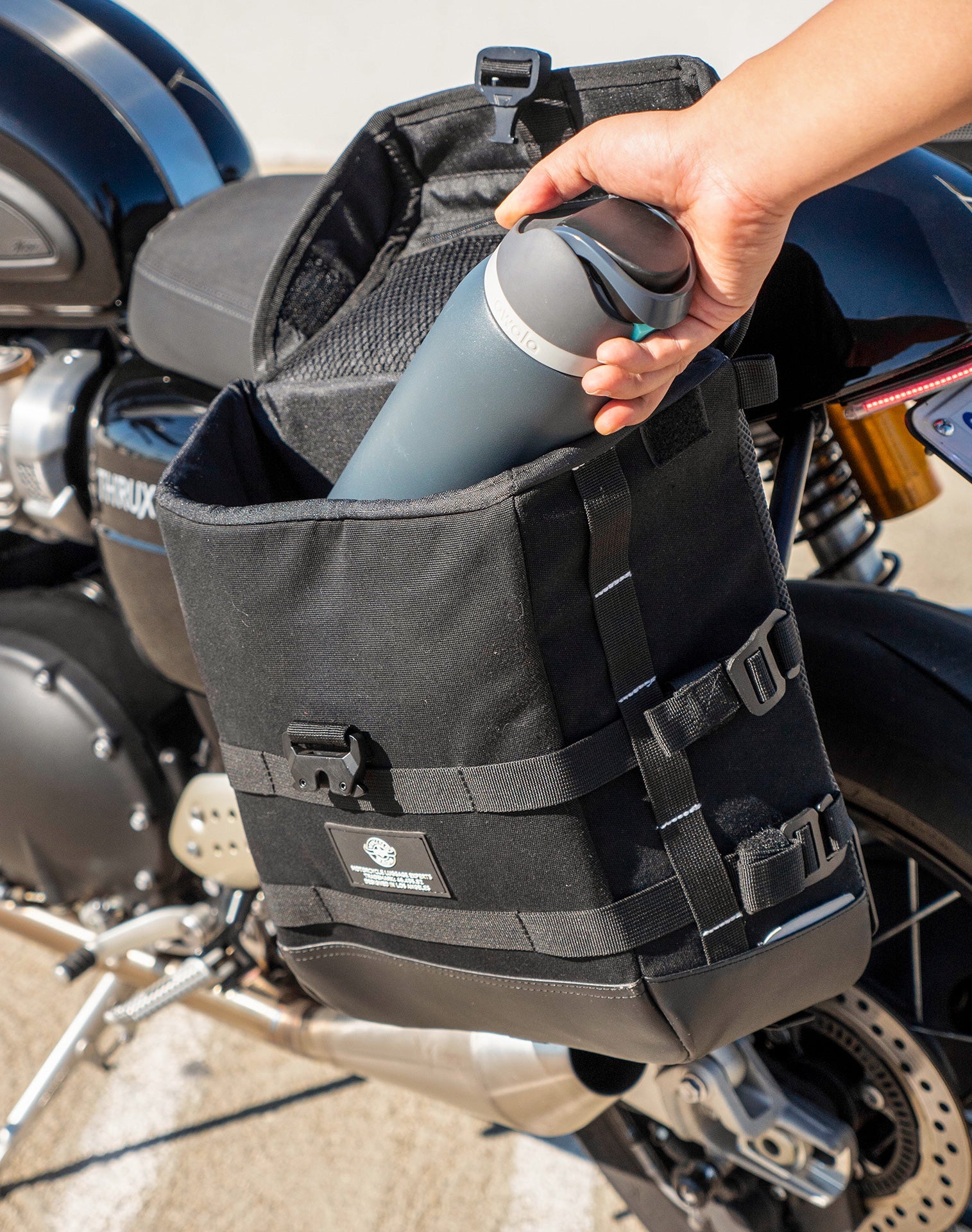 30L - Incognito Quick-Mount Medium Triumph Thruxton RS Hard Saddlebags Life style 4