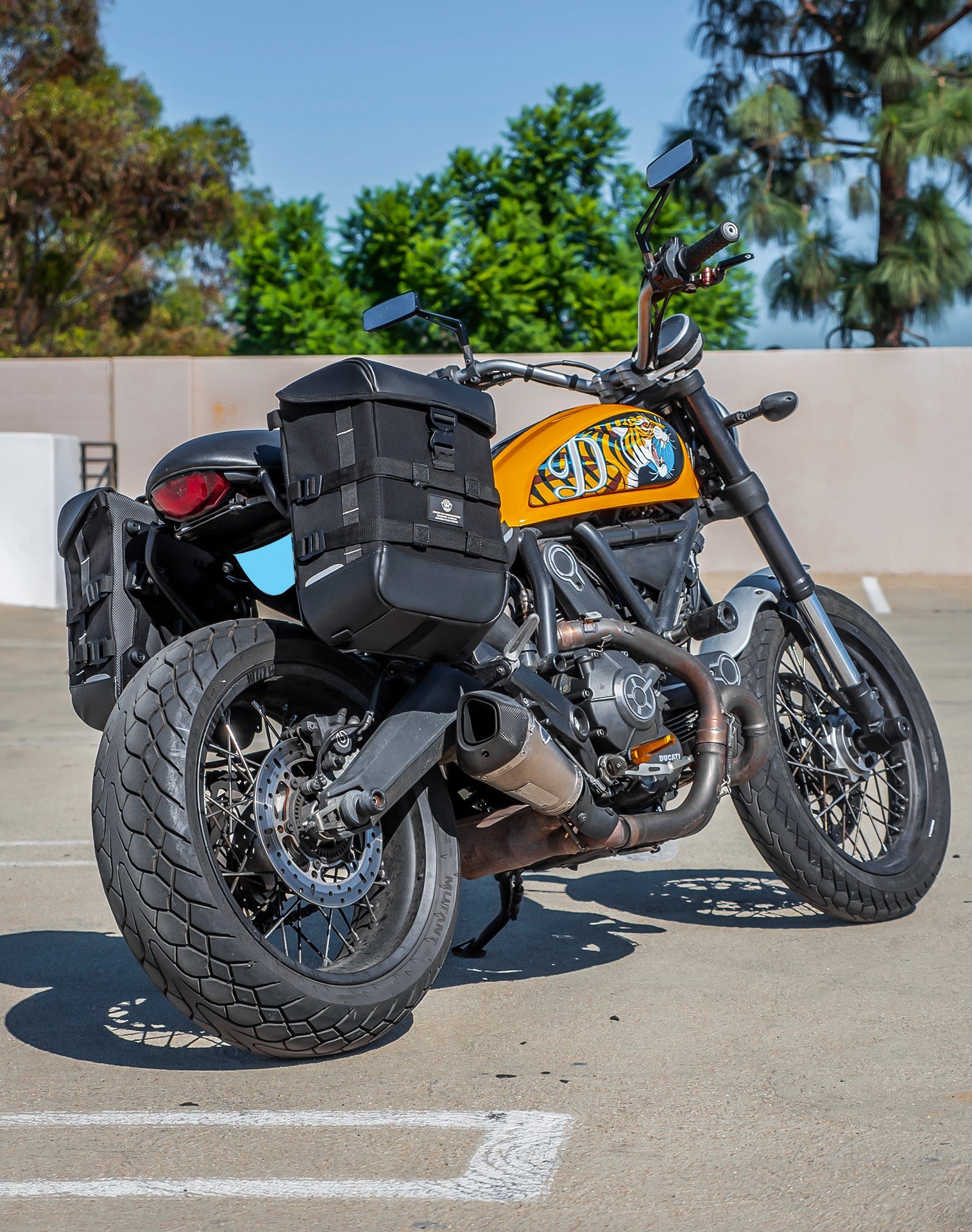 30L - Incognito Quick-Mount Medium Ducati Scrambler (2014-17) Saddlebags Life style 1