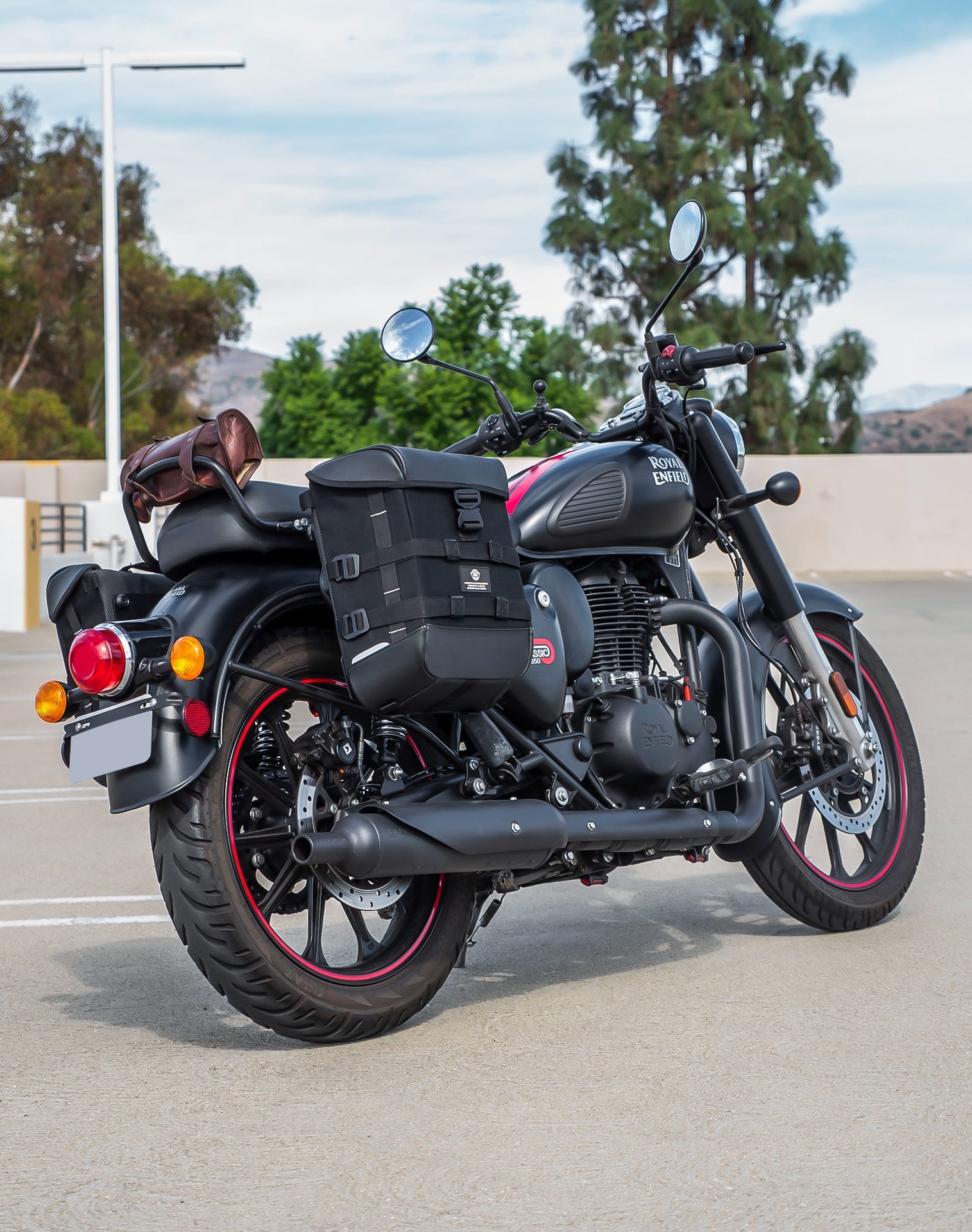 30L - Incognito Quick-Mount Medium Royal Enfield Classic 350 (2022+) Saddlebags Life style 1