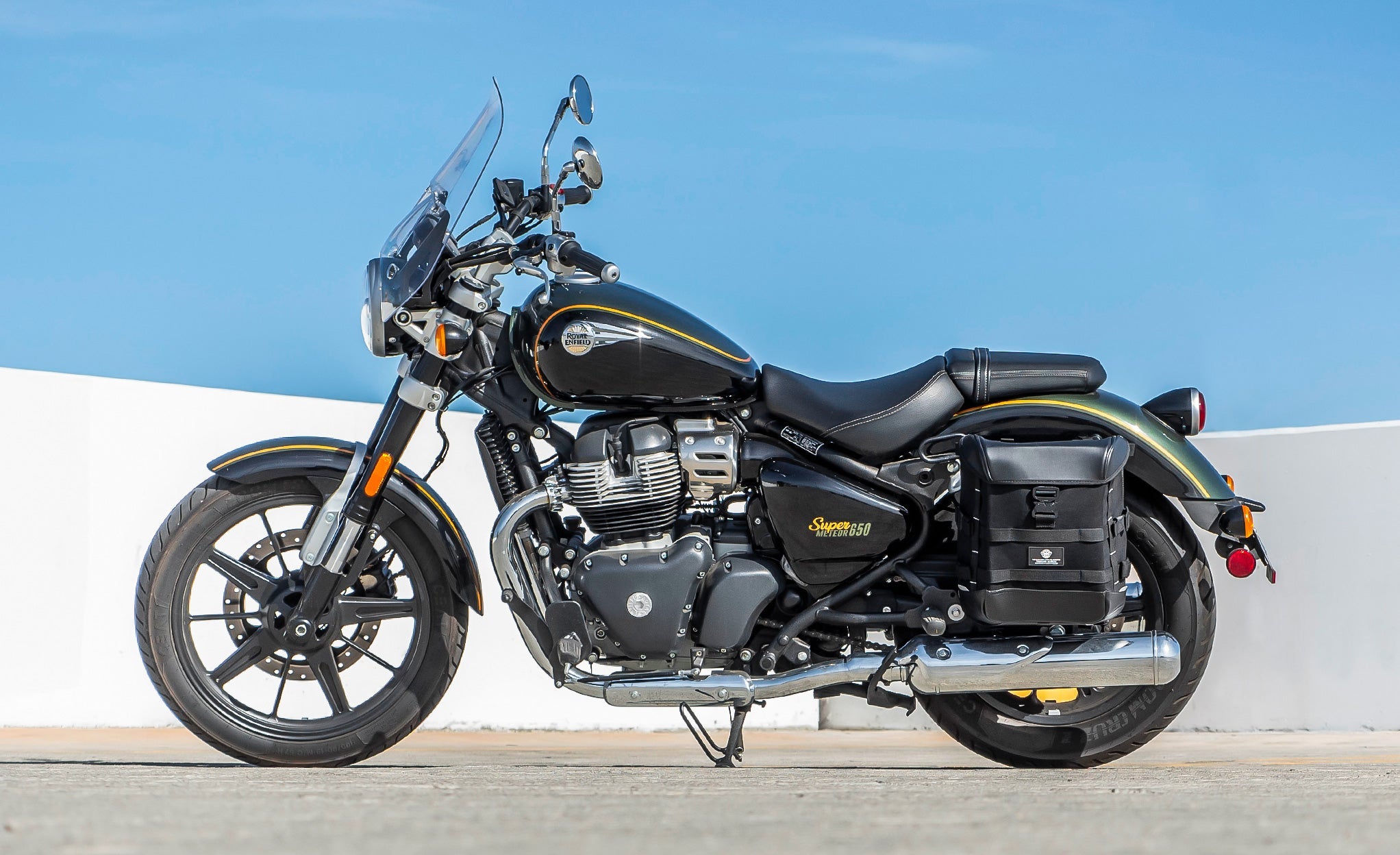 30L - Incognito Quick-Mount Medium Royal Enfield Super Meteor 650 Saddlebags Life Style Photo @expand