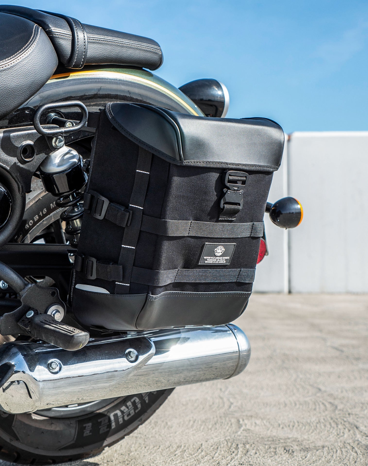 30L - Incognito Quick-Mount Medium Royal Enfield Super Meteor 650 Saddlebags Life style 2