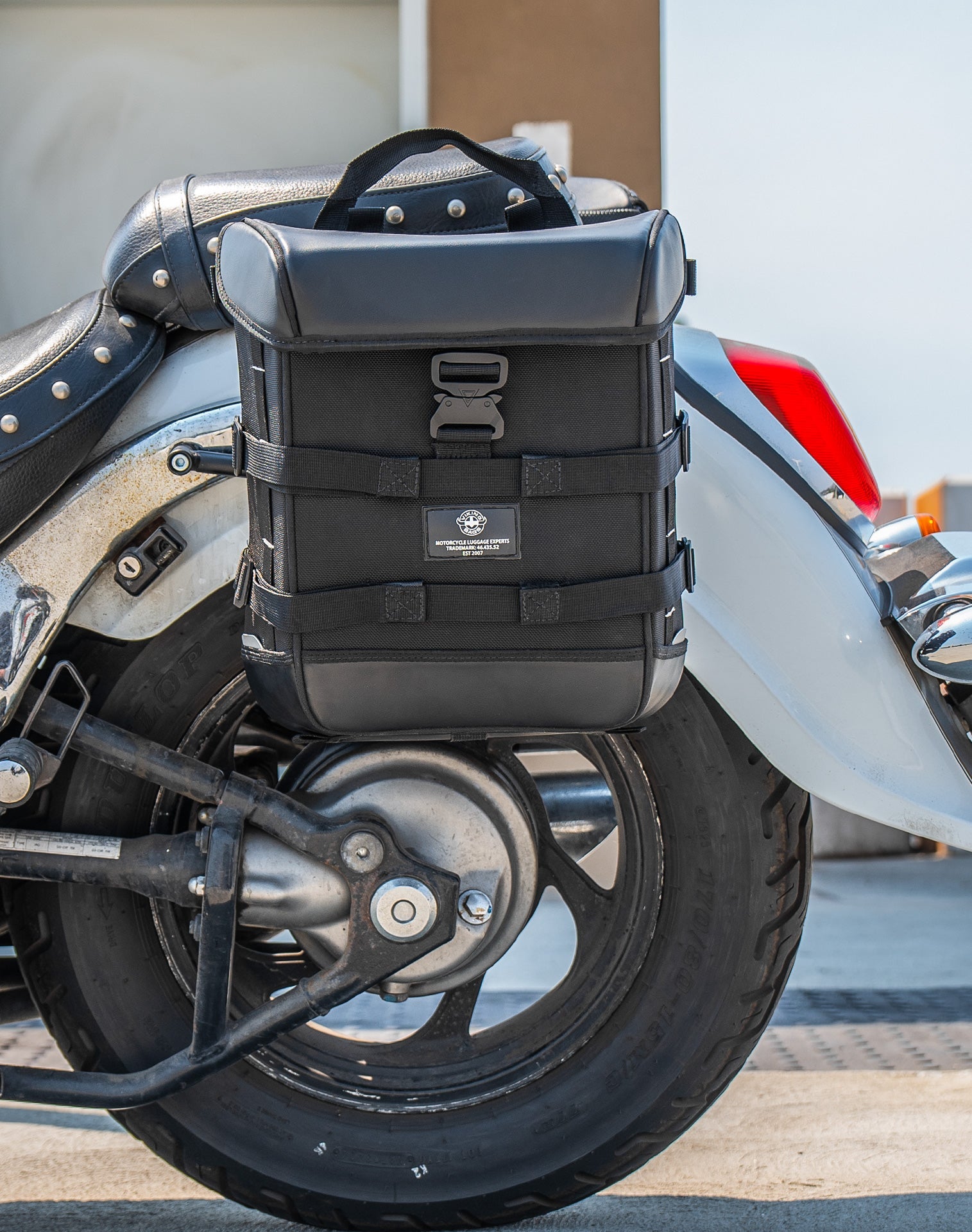30L - Incognito Quick-Mount Medium Suzuki Boulevard C50 VL800 Saddlebags Life style 3
