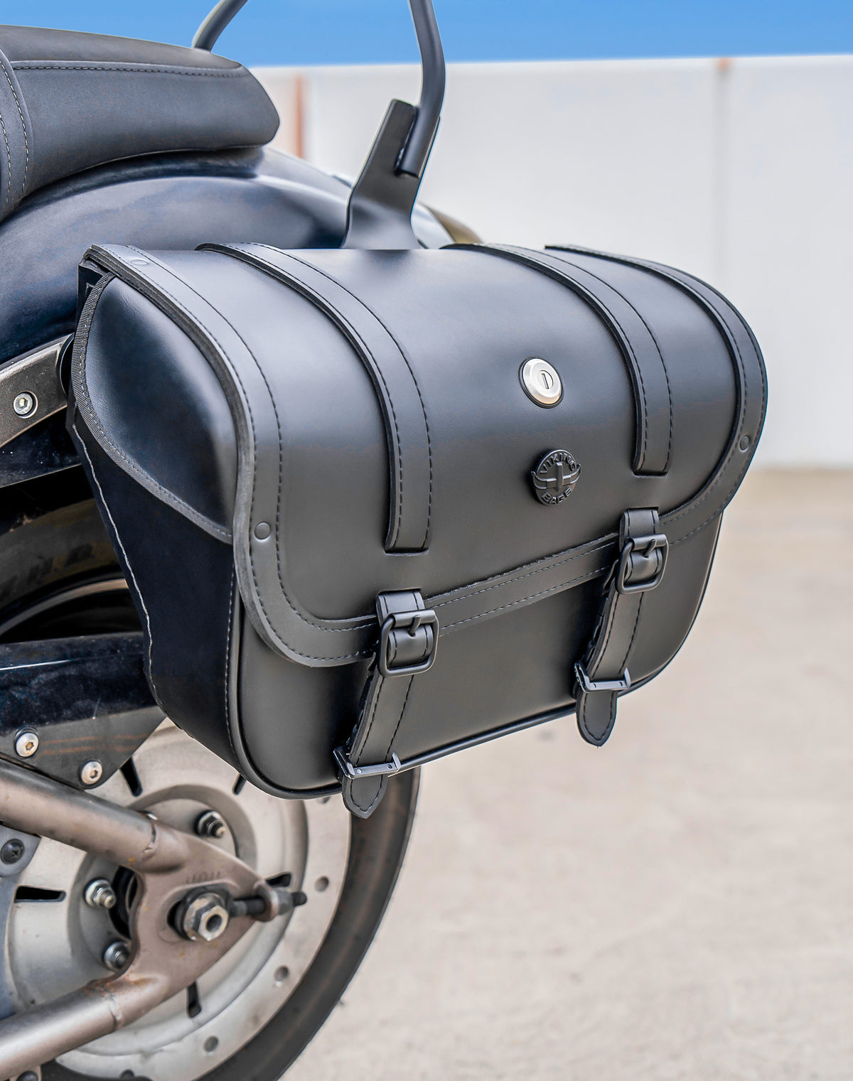 30L - Kronan Large Kawasaki Vulcan 900 Custom Motorcycle Leather Saddlebags Vertical Lifestyle