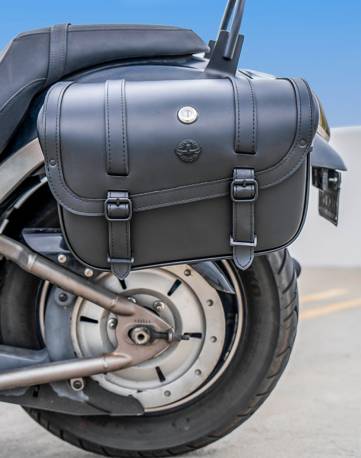 30L - Kronan Large Kawasaki Vulcan 900 Custom Motorcycle Leather Saddlebags Vertical Lifestyle
