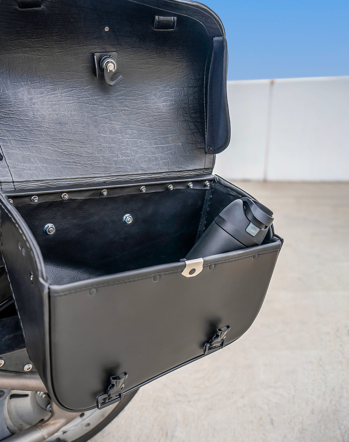 30L - Kronan Large Kawasaki Vulcan 900 Custom Motorcycle Leather Saddlebags Vertical Lifestyle