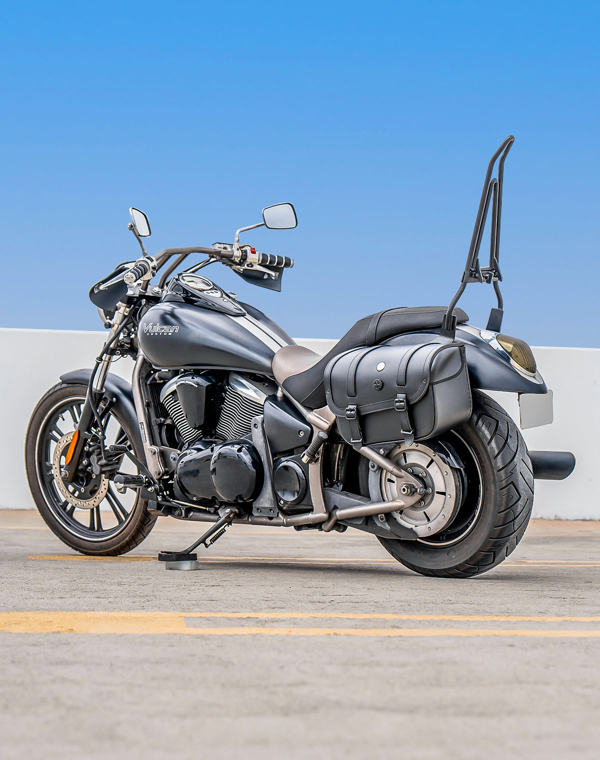 30L - Kronan Large Kawasaki Vulcan 900 Custom Motorcycle Leather Saddlebags Vertical Lifestyle