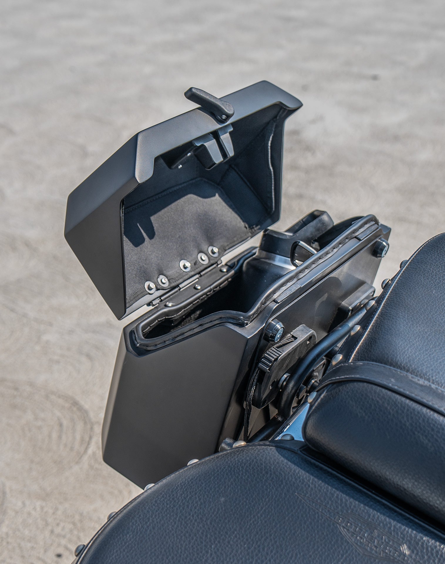 15L - Outlaw Quick Mount Medium Suzuki Boulevard C50 VL800 Matte Hard Solo Saddlebag (Right Only) v4