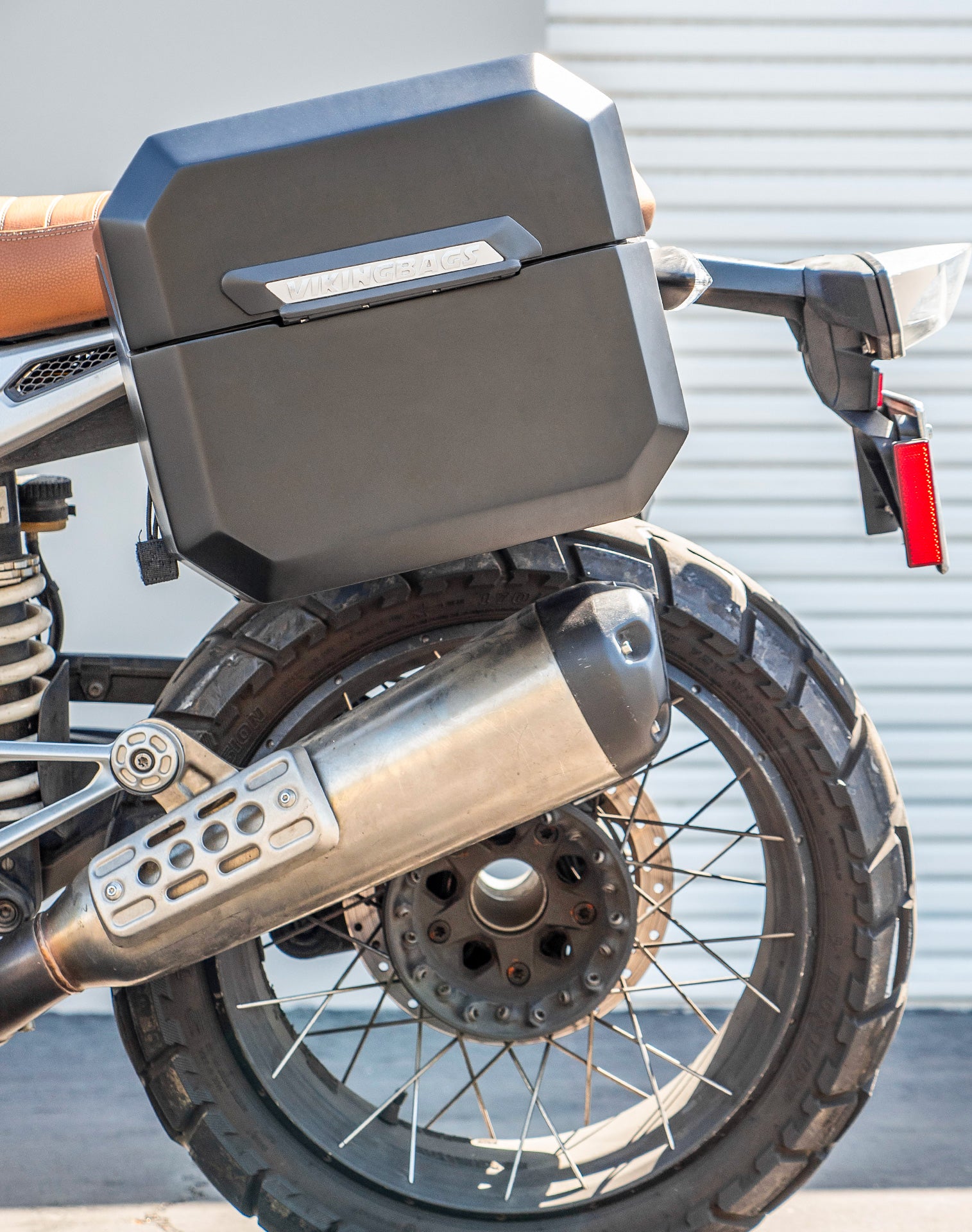 20L - Outlaw Quick-Mount Small BMW R nineT Pure/Racer/GS 2014+ Matte Hard Saddlebags Life style 2