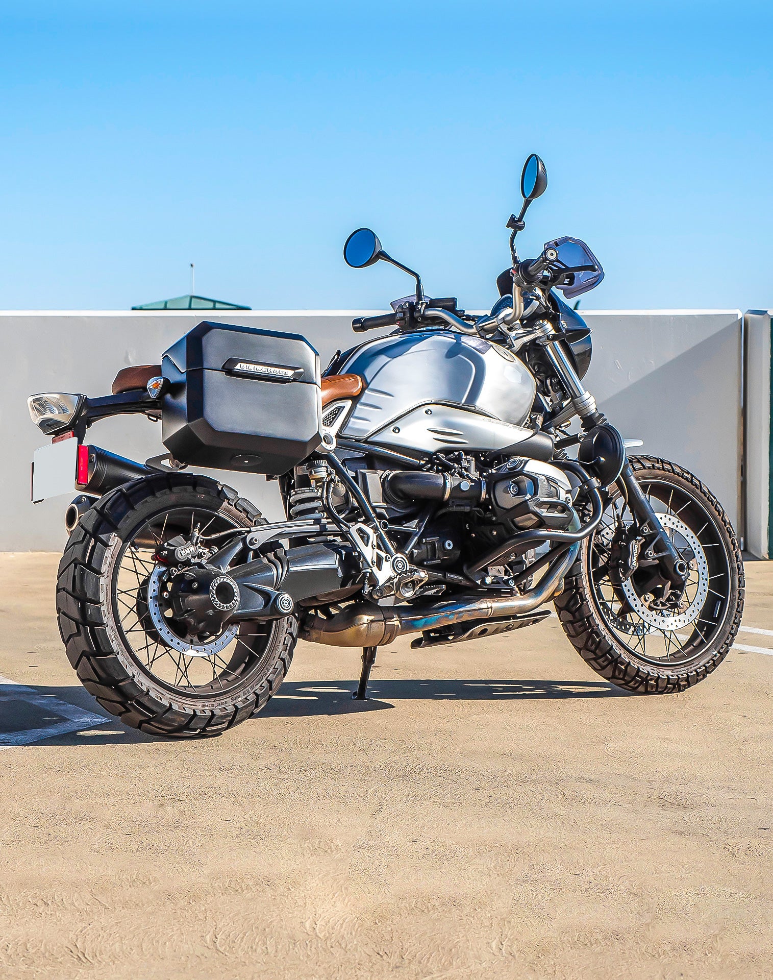 20L - Outlaw Quick-Mount Small BMW R nineT Pure/Racer/GS 2014+ Matte Hard Saddlebags Life style 1
