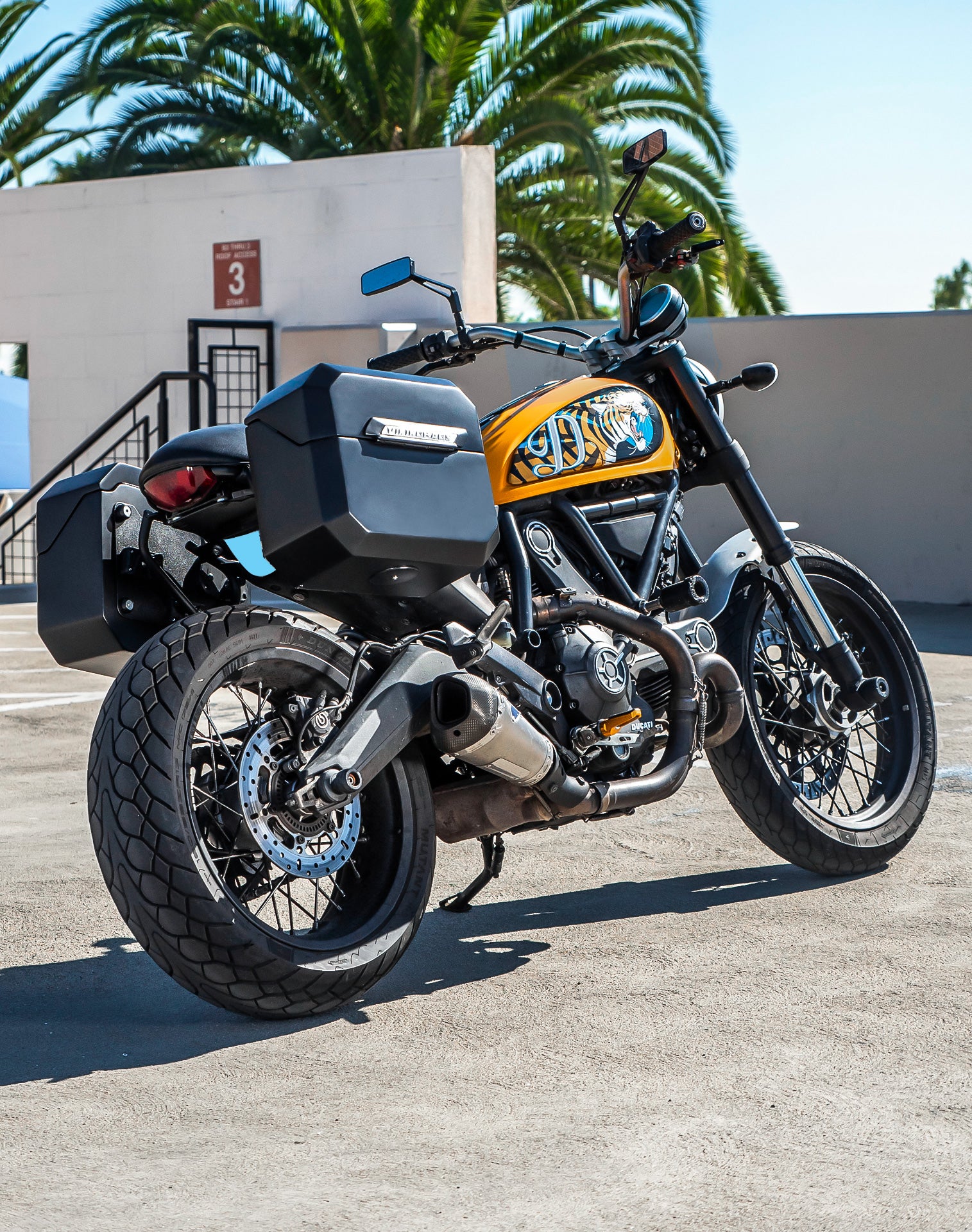 20L - Outlaw Quick-Mount Small Ducati Scrambler (2014-17) Matte Hard Saddlebags Life style 1