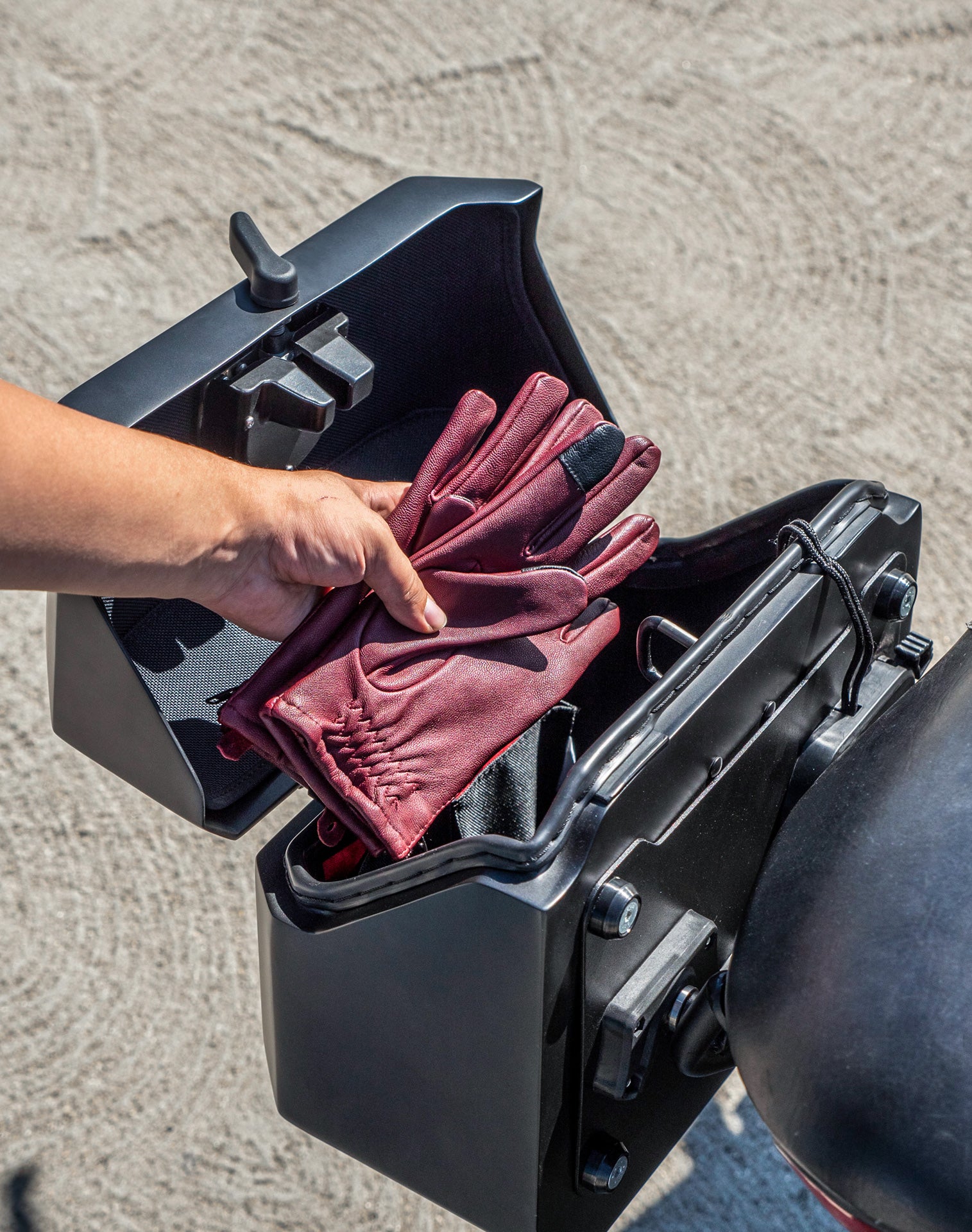 20L - Outlaw Quick-Mount Small Ducati Scrambler (2014-17) Matte Hard Saddlebags Life style 4