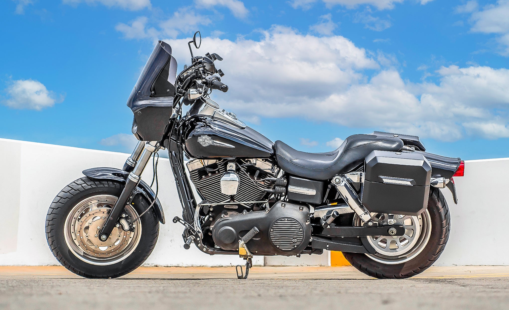 20L - Outlaw Quick-Mount Small Harley Dyna Fat Bob FXDF Matte Hard Saddlebags Life Style Photo @expand