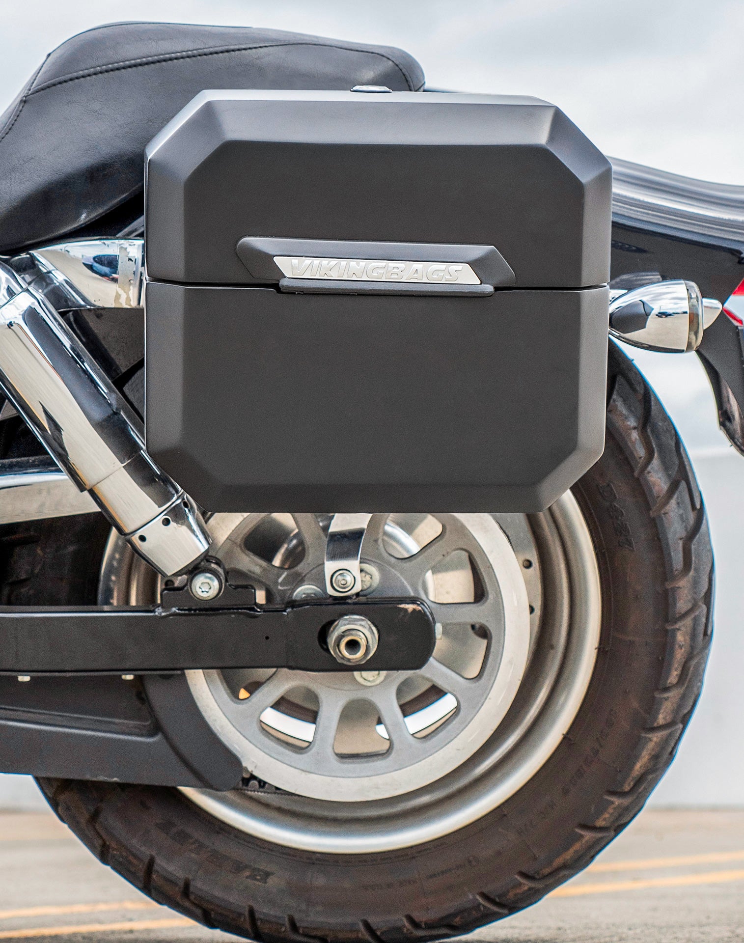 20L - Outlaw Quick-Mount Small Harley Dyna Fat Bob FXDF Matte Hard Saddlebags Life style 2