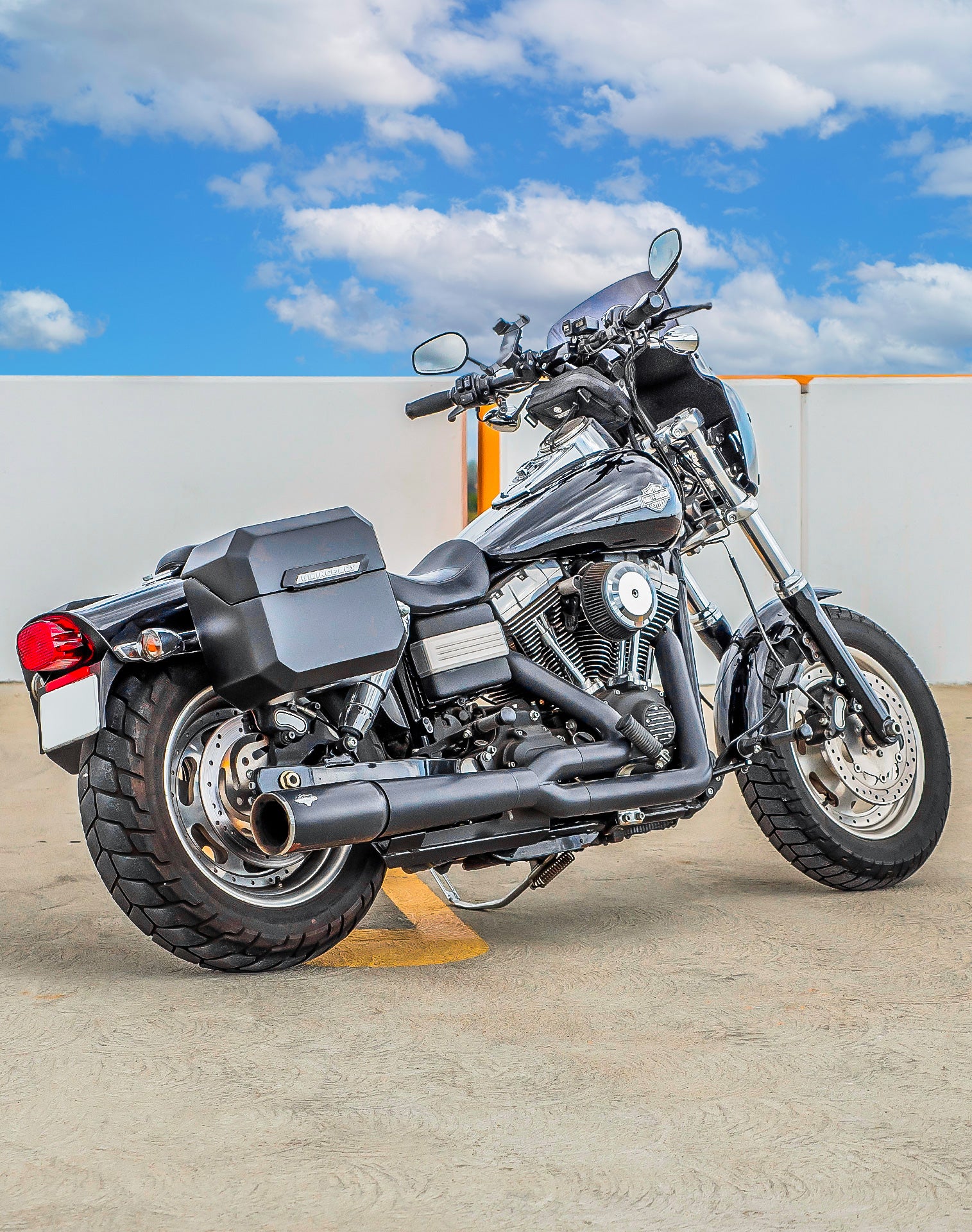 20L - Outlaw Quick-Mount Small Harley Dyna Fat Bob FXDF Matte Hard Saddlebags Life style 1