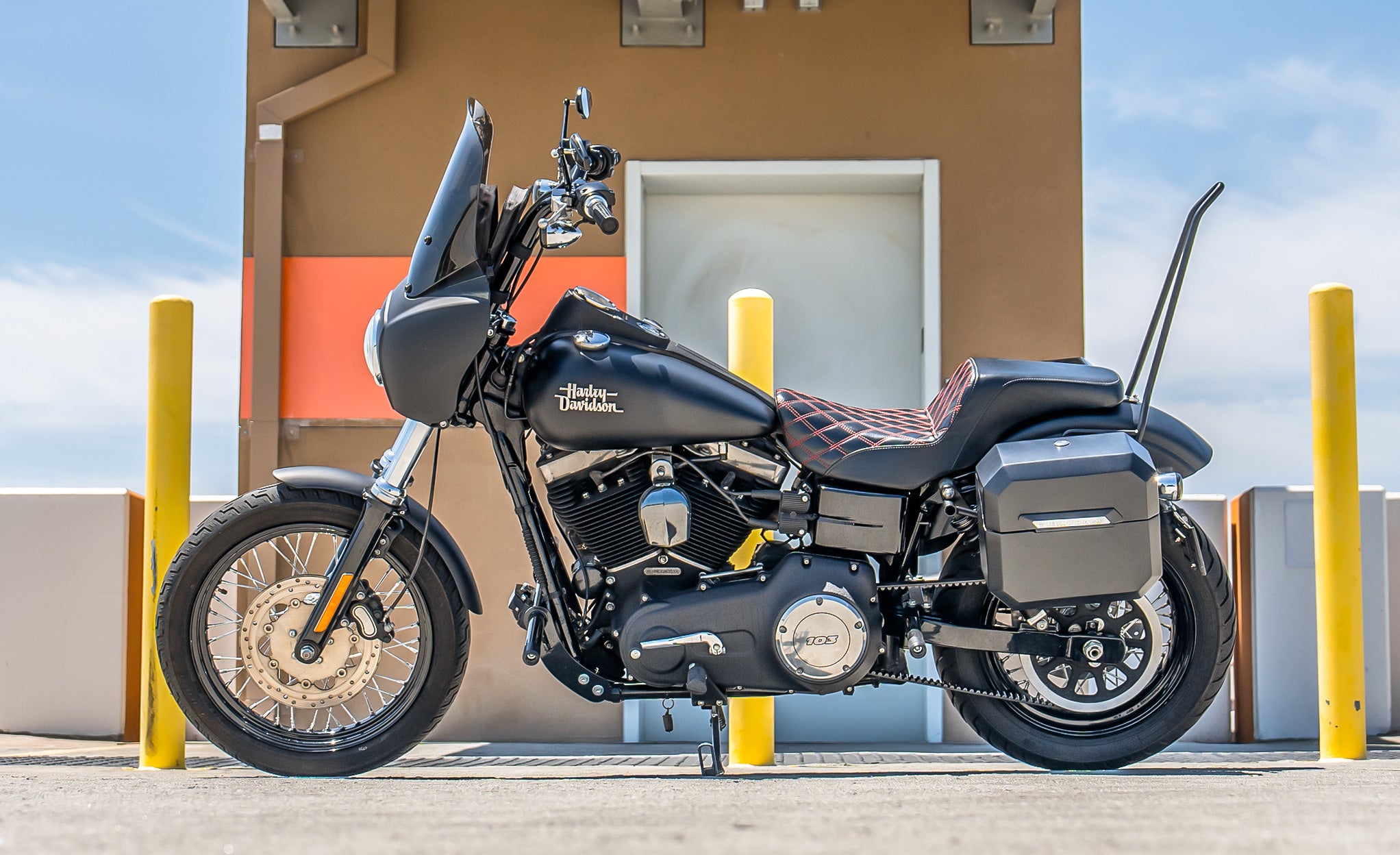 20L - Outlaw Quick-Mount Small Harley Dyna Street Bob FXDB Matte Hard Saddlebags Life Style Photo @expand