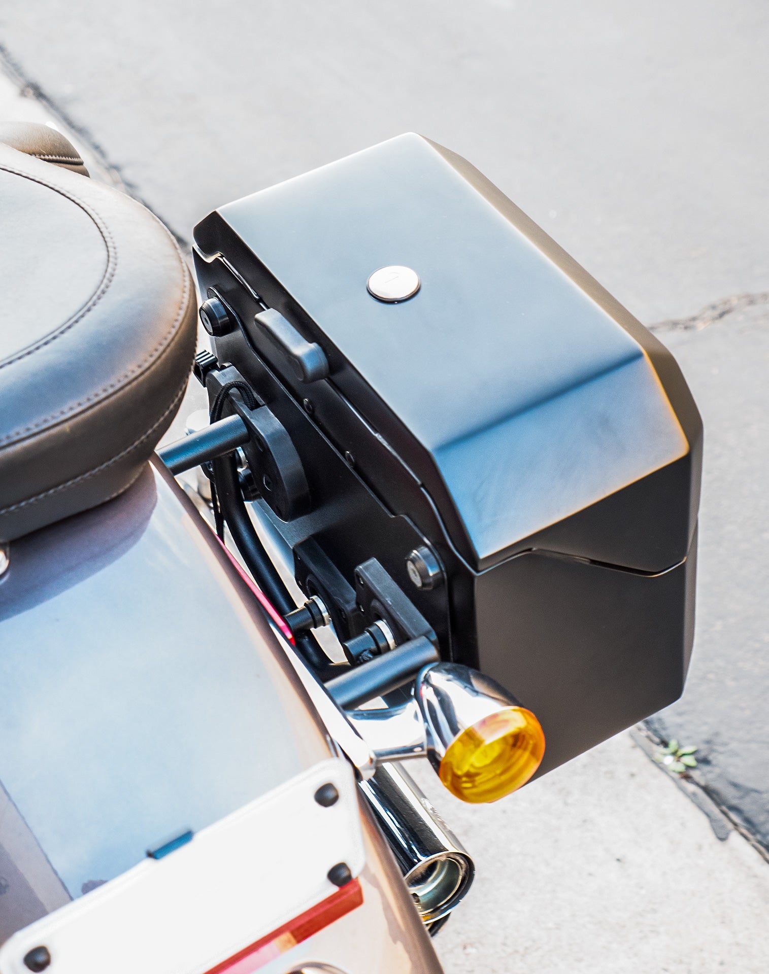 20L - Outlaw Quick-Mount Small Harley Softail Fat Boy Lo FLSTFB Matte Hard Saddlebags Life style 3