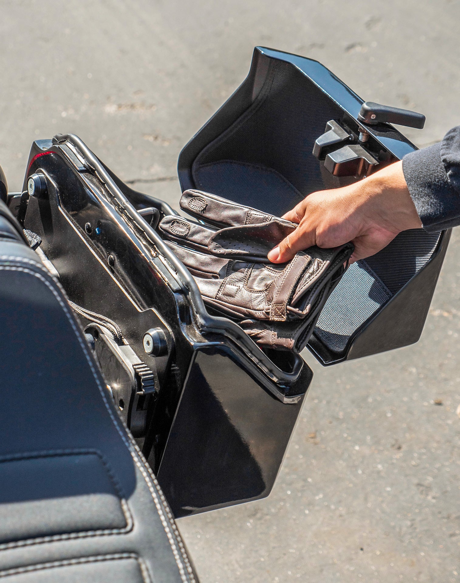 20L - Outlaw Quick-Mount Small Harley Softail Fat Bob FXFB/S Painted Hard Saddlebags Life Style 4