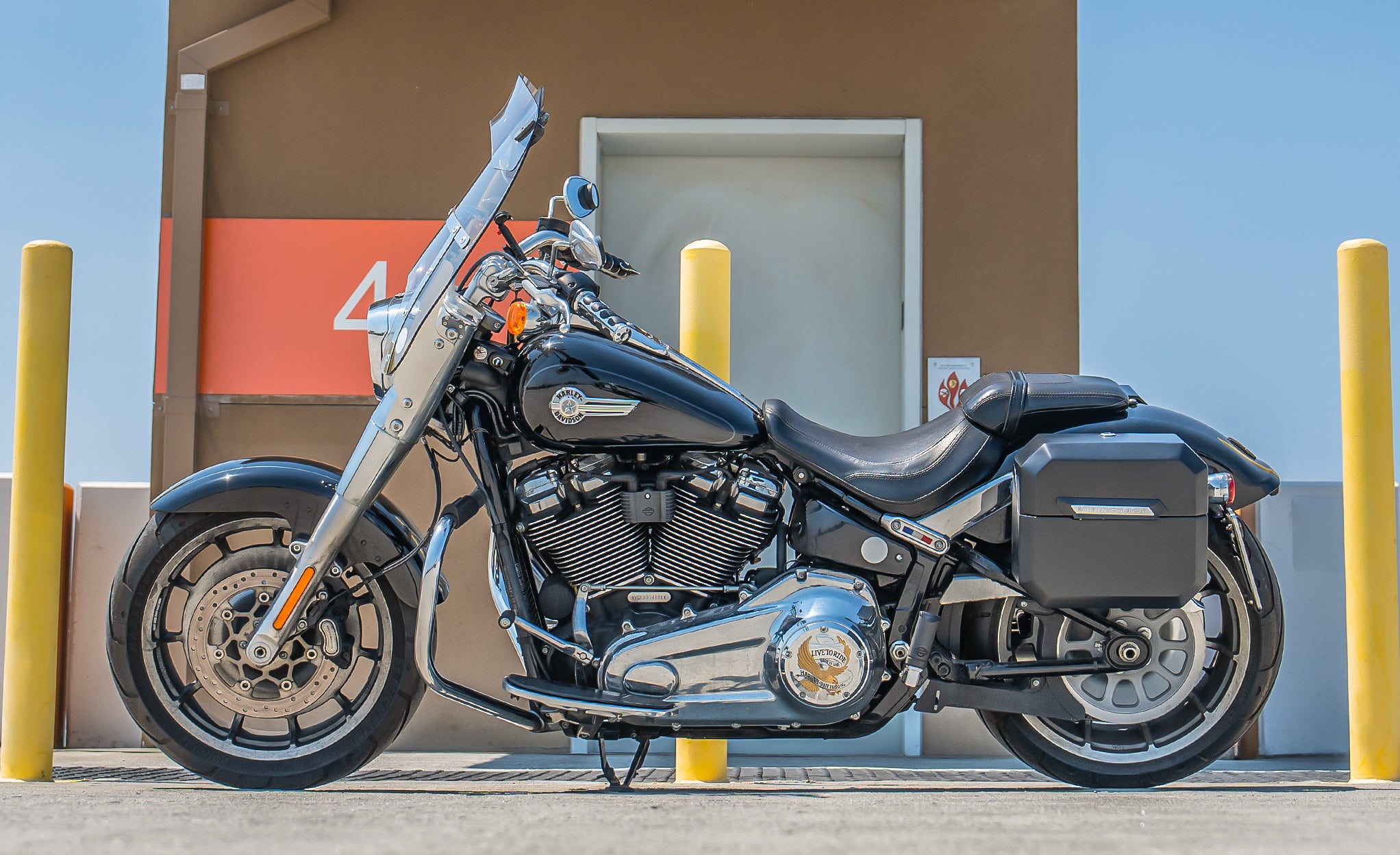 20L - Outlaw Quick-Mount Small Harley Softail Fat Boy FLFB/S Matte Hard Saddlebags Lifestyle @expand