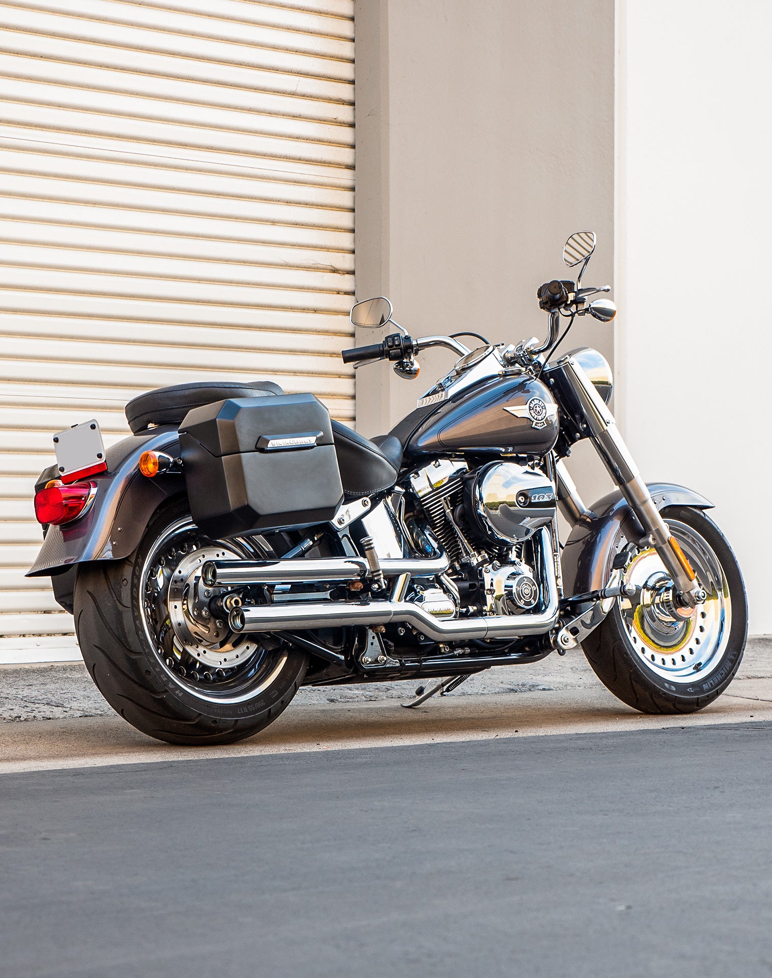 20L - Outlaw Quick-Mount Small Harley Softail Fat Boy FLSTF/I Matte Hard Saddlebags Life style 1