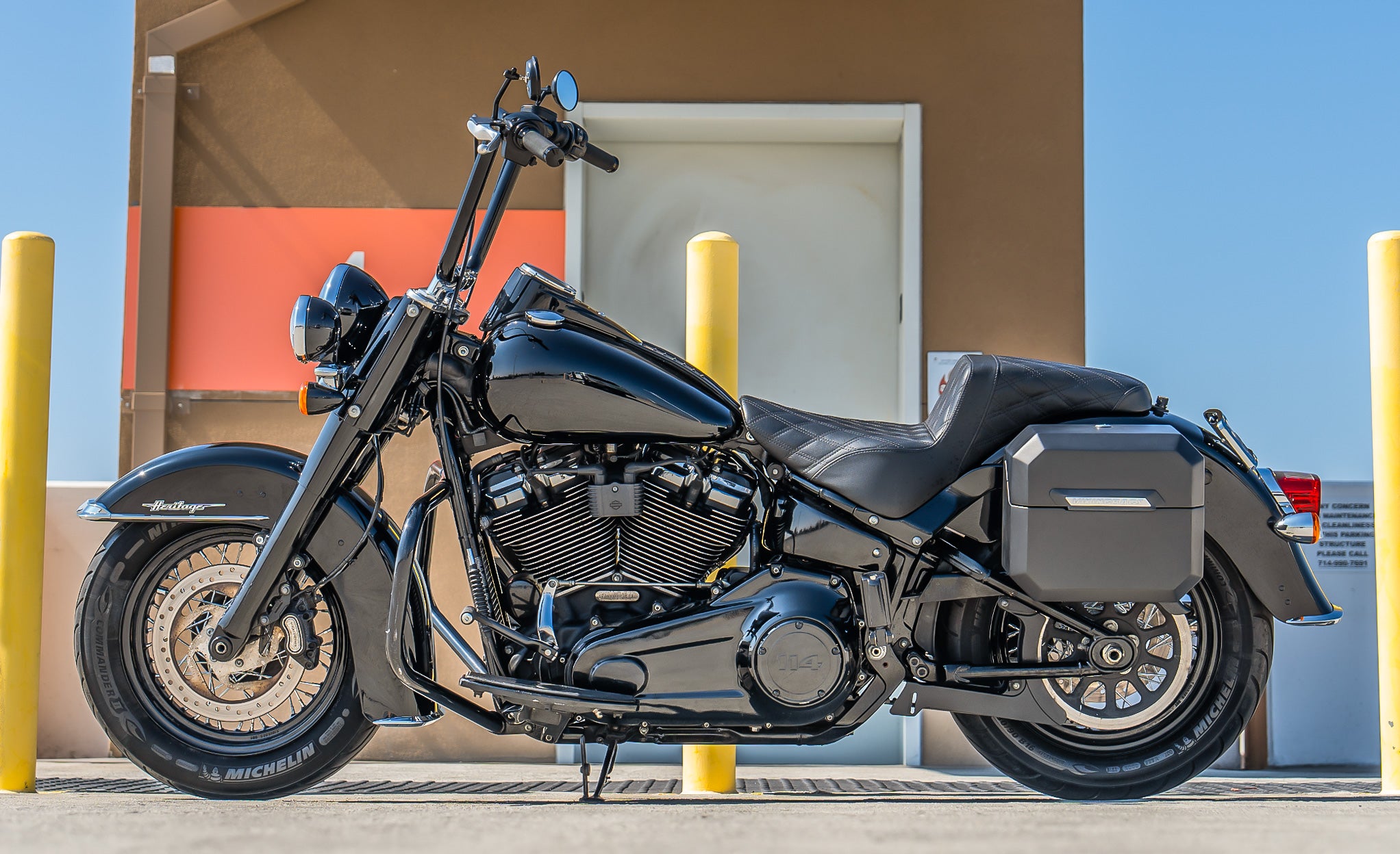 20L - Outlaw Quick-Mount Small Harley Softail Heritage FLHC/S Matte Hard Saddlebags Lifestyle @expand