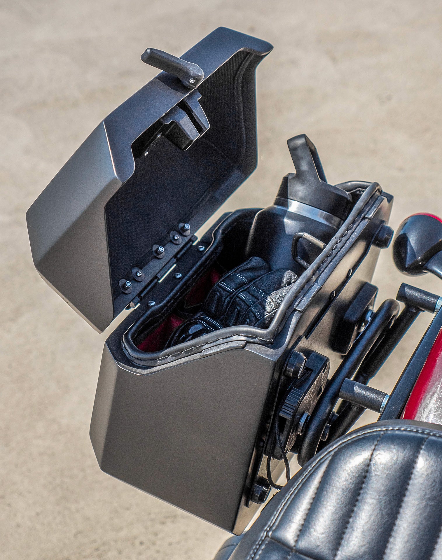 20L - Outlaw Quick-Mount Small Harley Softail Standard FXST Matte Hard Saddlebags Life style 4