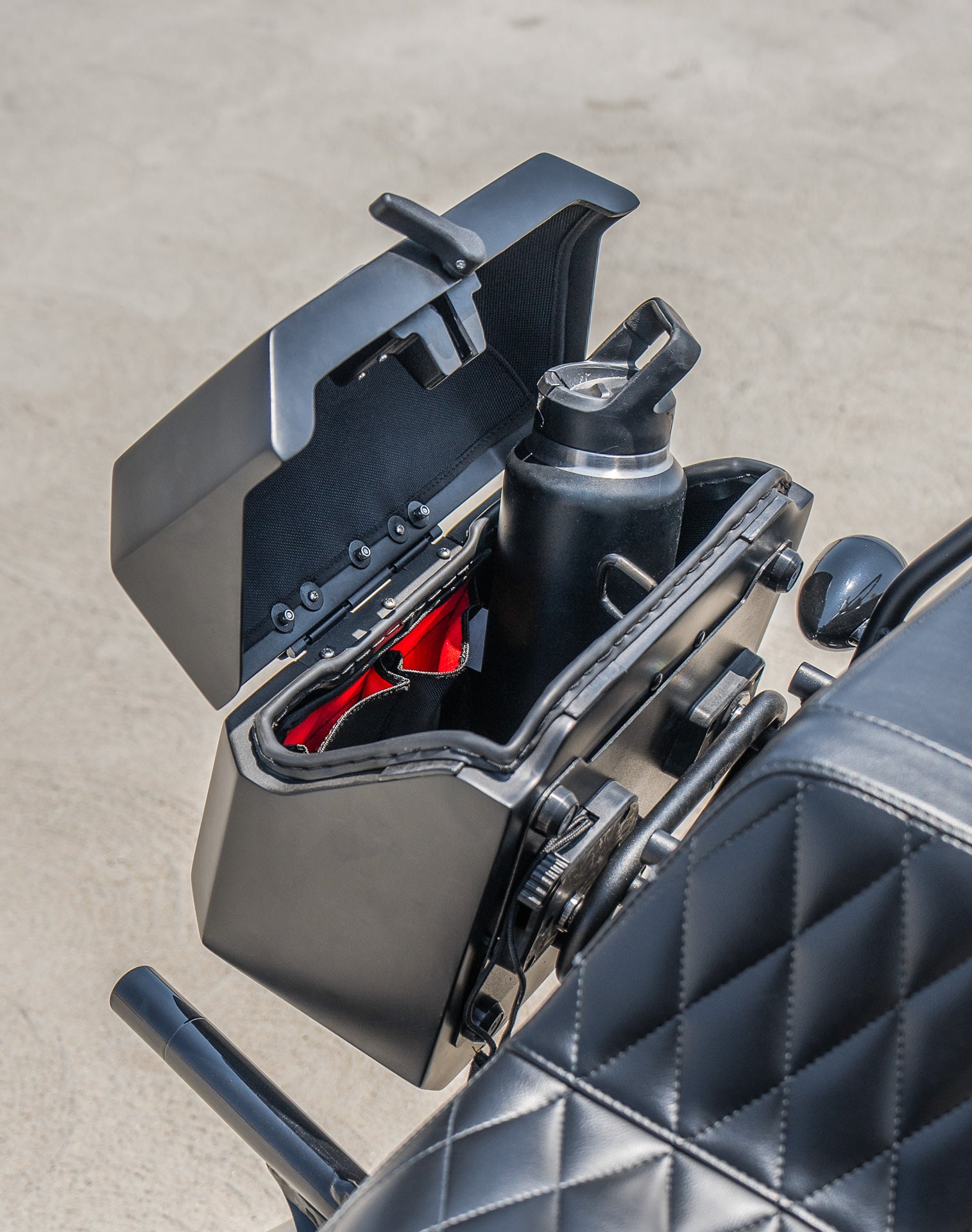 20L - Outlaw Quick-Mount Small Harley Softail Street Bob Matte Hard Saddlebags Life style 4