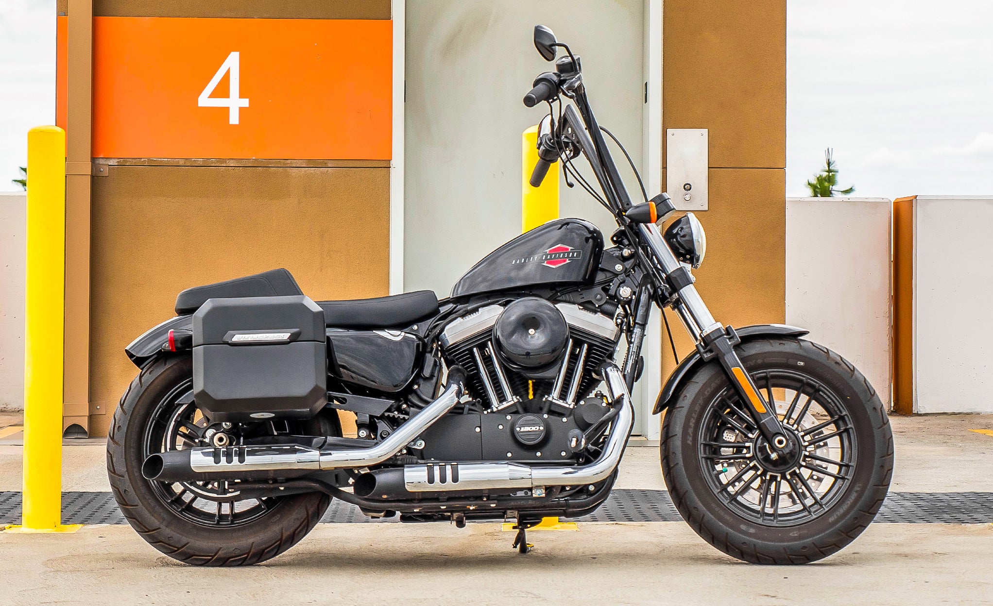 20L - Outlaw Quick-Mount Small Harley Sportster 1200 Custom XL1200C Matte Hard Saddlebags Life Style Photo @expand