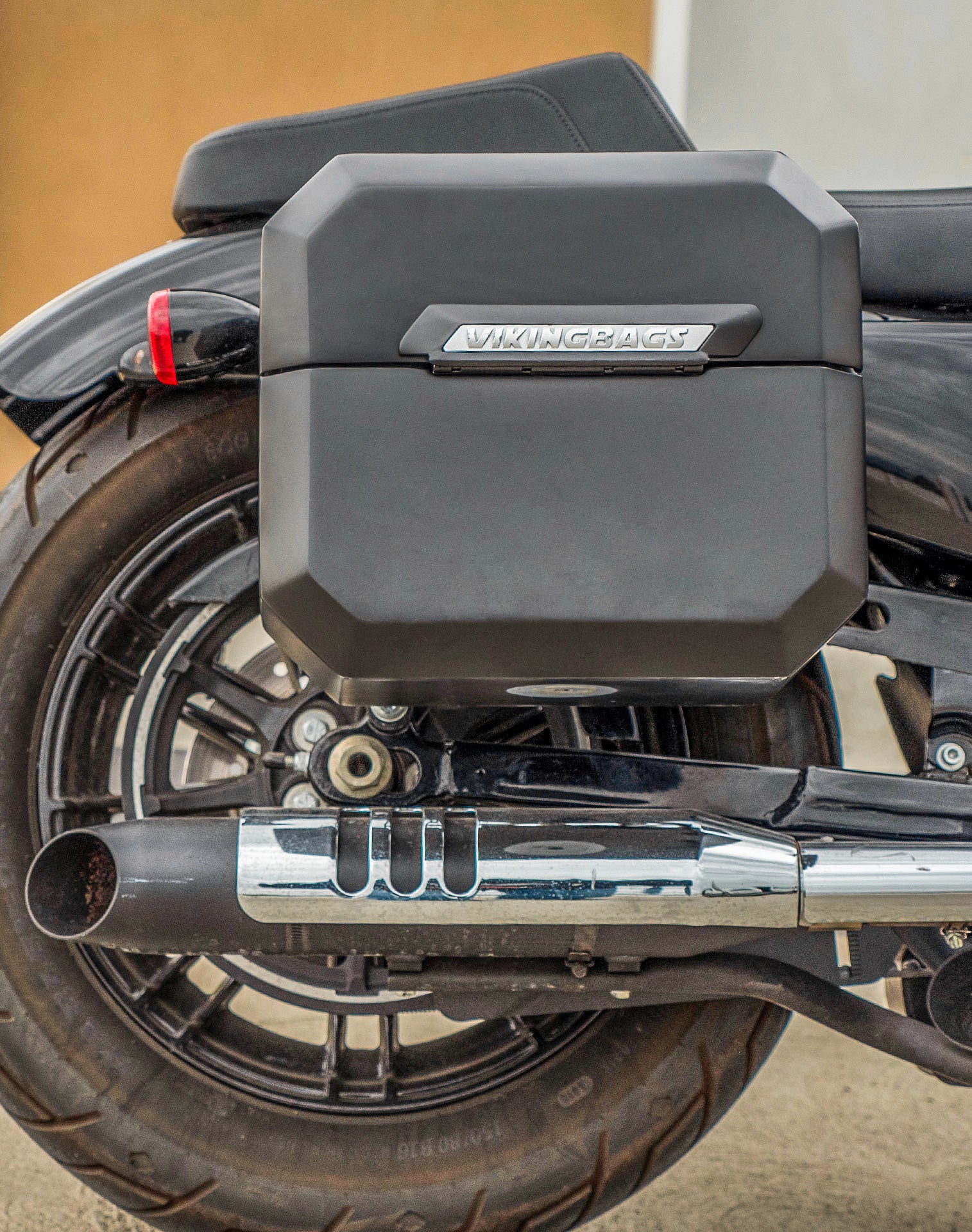 20L - Outlaw Quick-Mount Small Harley Sportster 1200 Custom XL1200C Matte Hard Saddlebags Life style 2