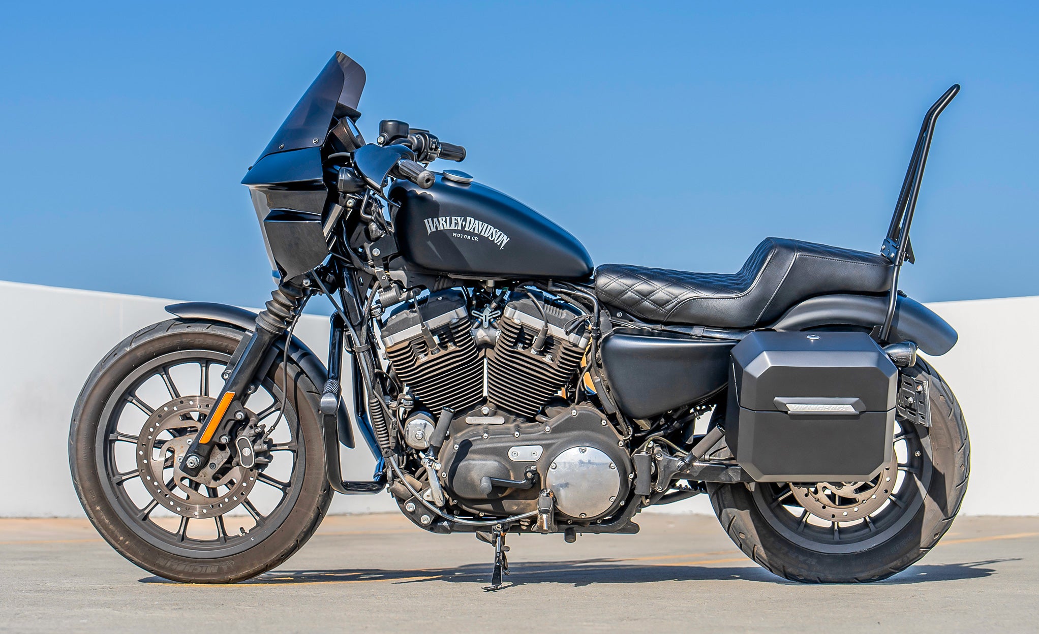 20L - Outlaw Quick-Mount Small Harley Sportster 883 Iron XL883N Matte Hard Saddlebags Lifestyle @expand