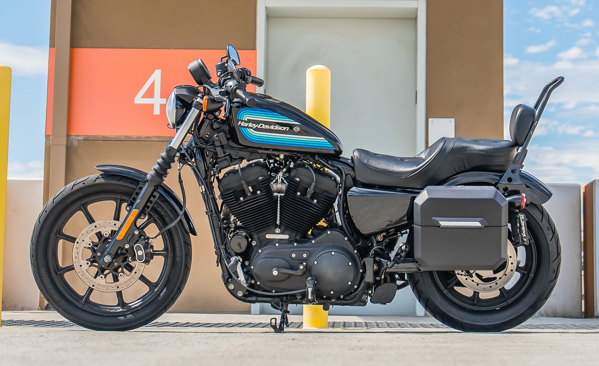 20L - Outlaw Quick-Mount Small Harley Sportster Iron 1200 Matte Hard Saddlebags Lifestyle @expand