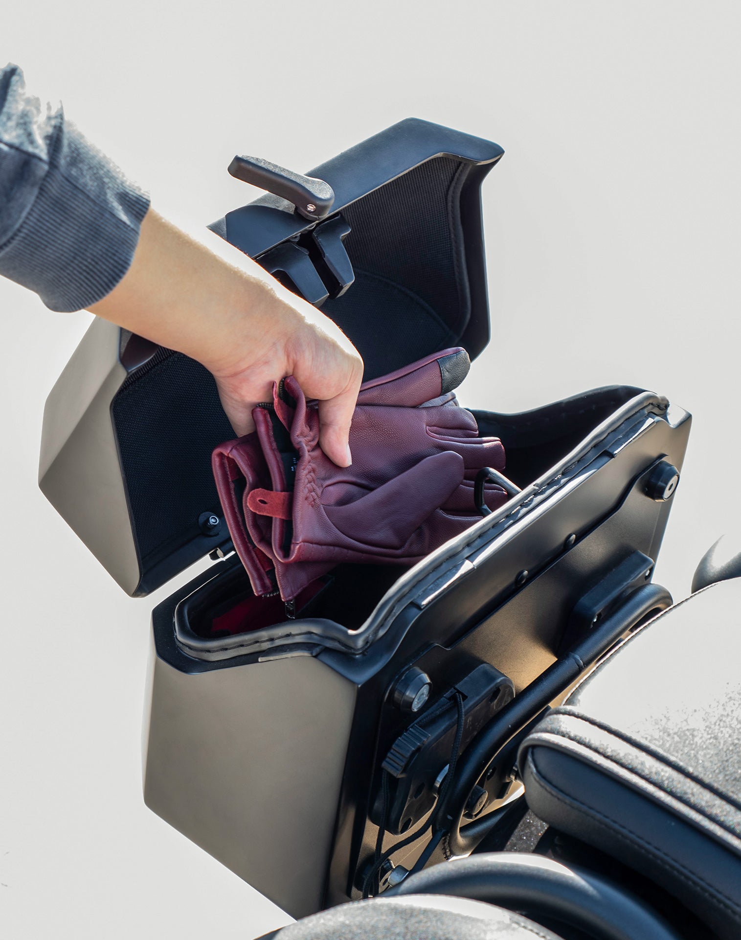 20L - Outlaw Quick-Mount Small Honda Rebel 300 Matte Hard Saddlebags Life style 4