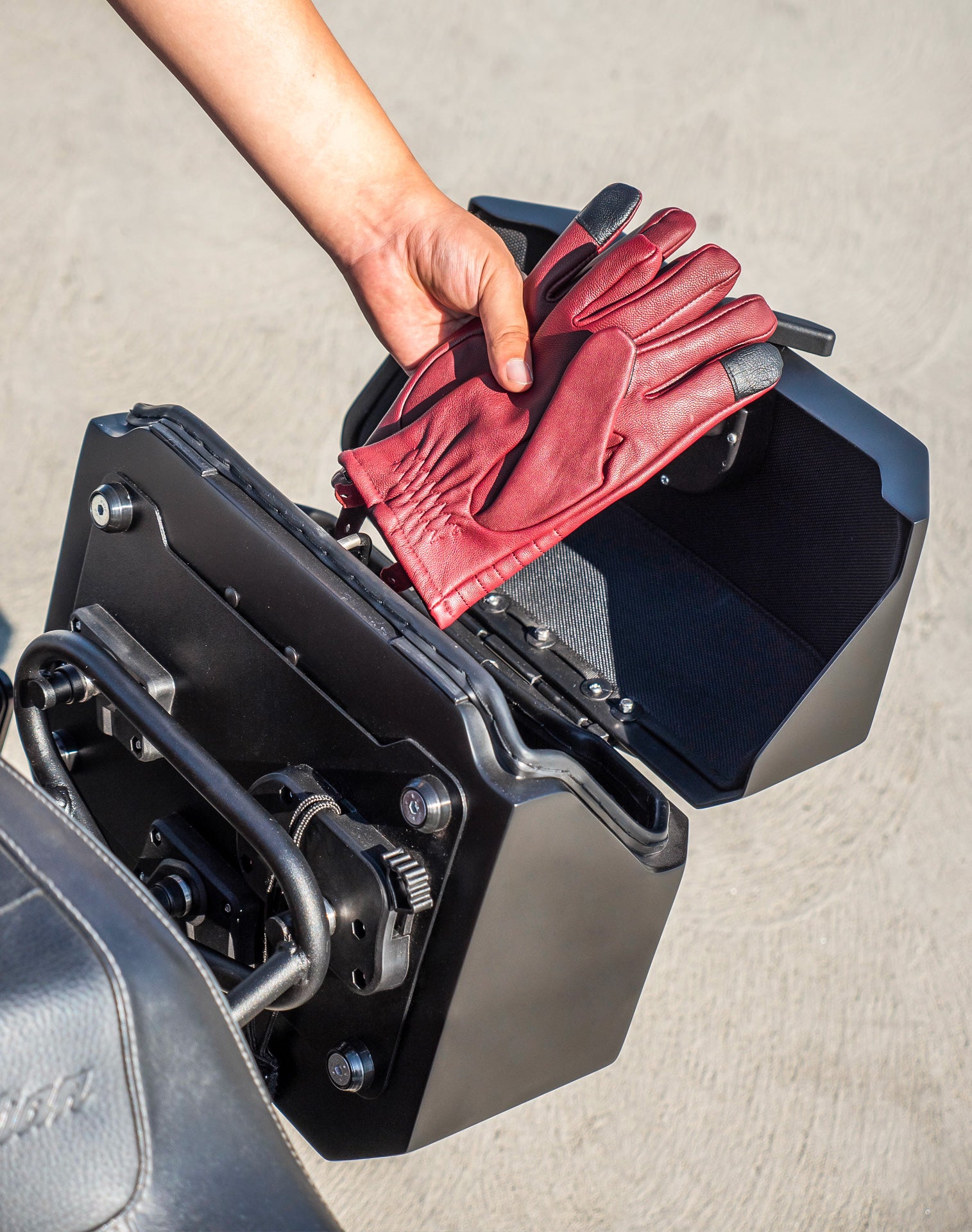 20L - Outlaw Quick-Mount Small Indian Chief Bobber Matte Hard Saddlebags Life style 4