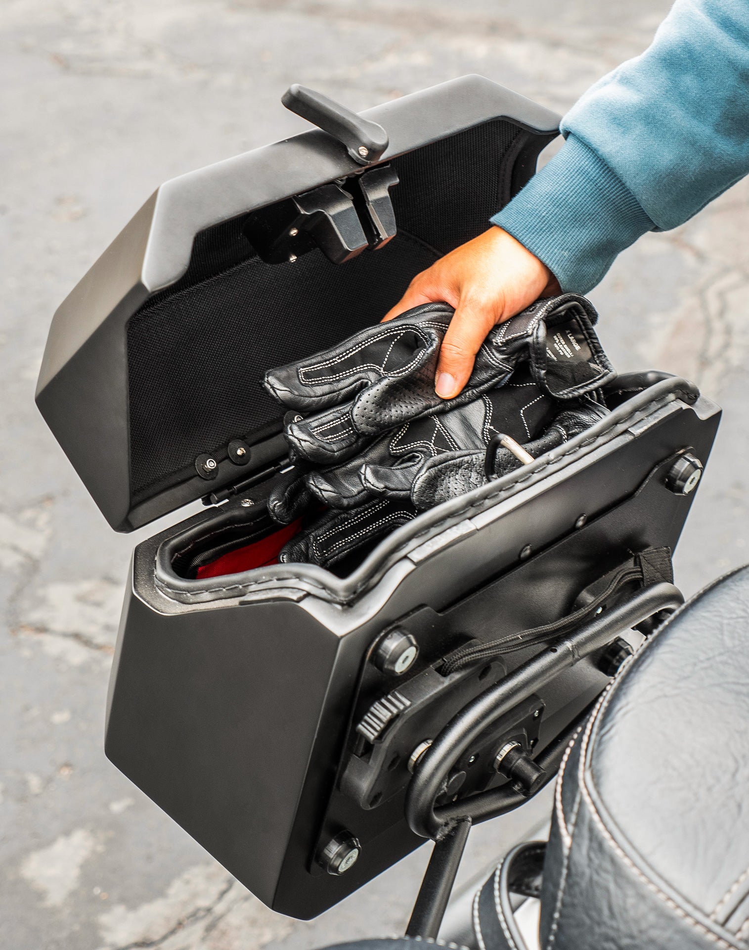 20L - Outlaw Quick-Mount Small Indian Scout Matte Hard Saddlebags Life style 4