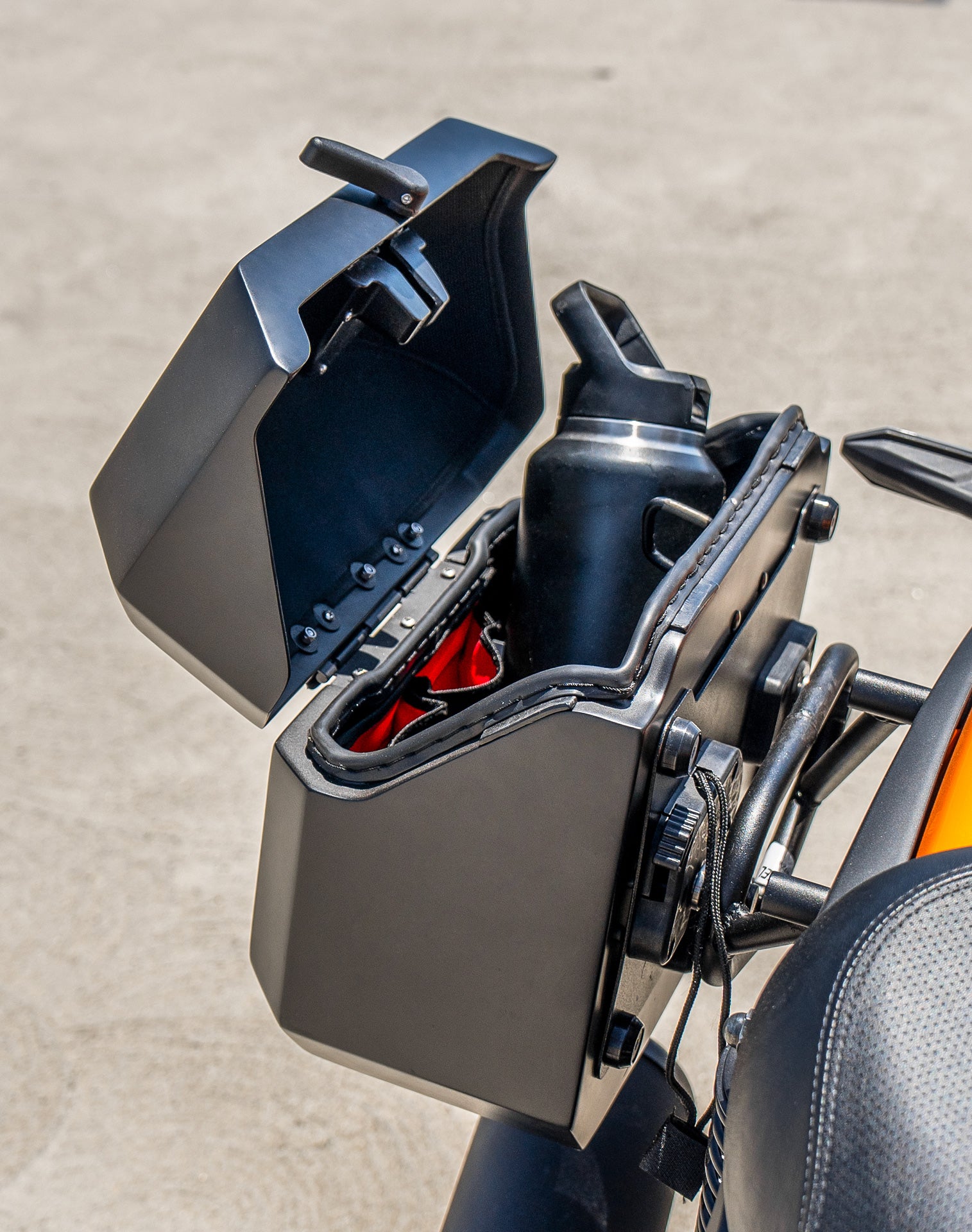 20L - Outlaw Quick-Mount Small Kawasaki Eliminator 450 Matte Hard Saddlebags Life style 4