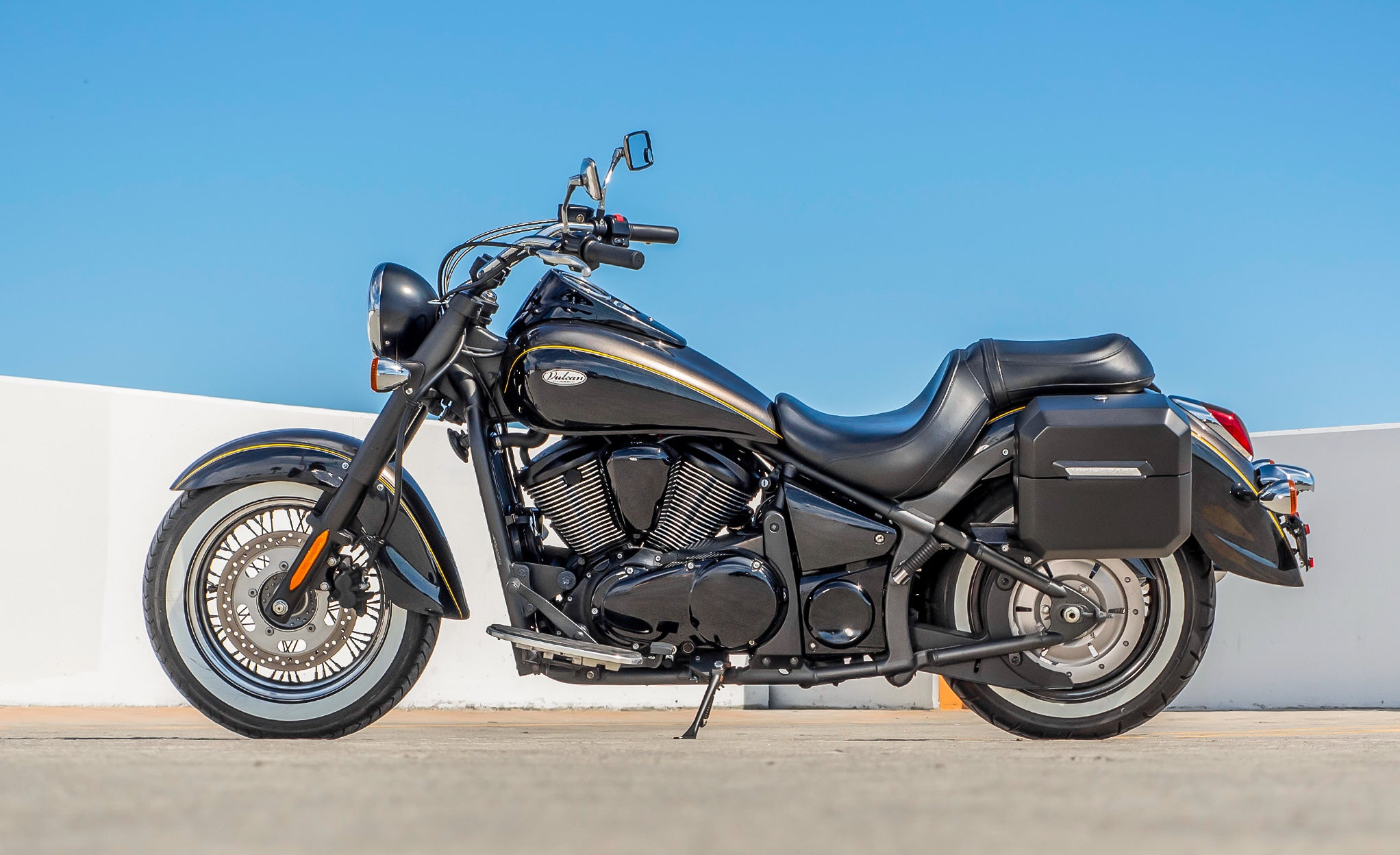 20L - Outlaw Quick-Mount Small Kawasaki Vulcan 900 Classic VN900 Matte Hard Saddlebags Life Style Photo @expand