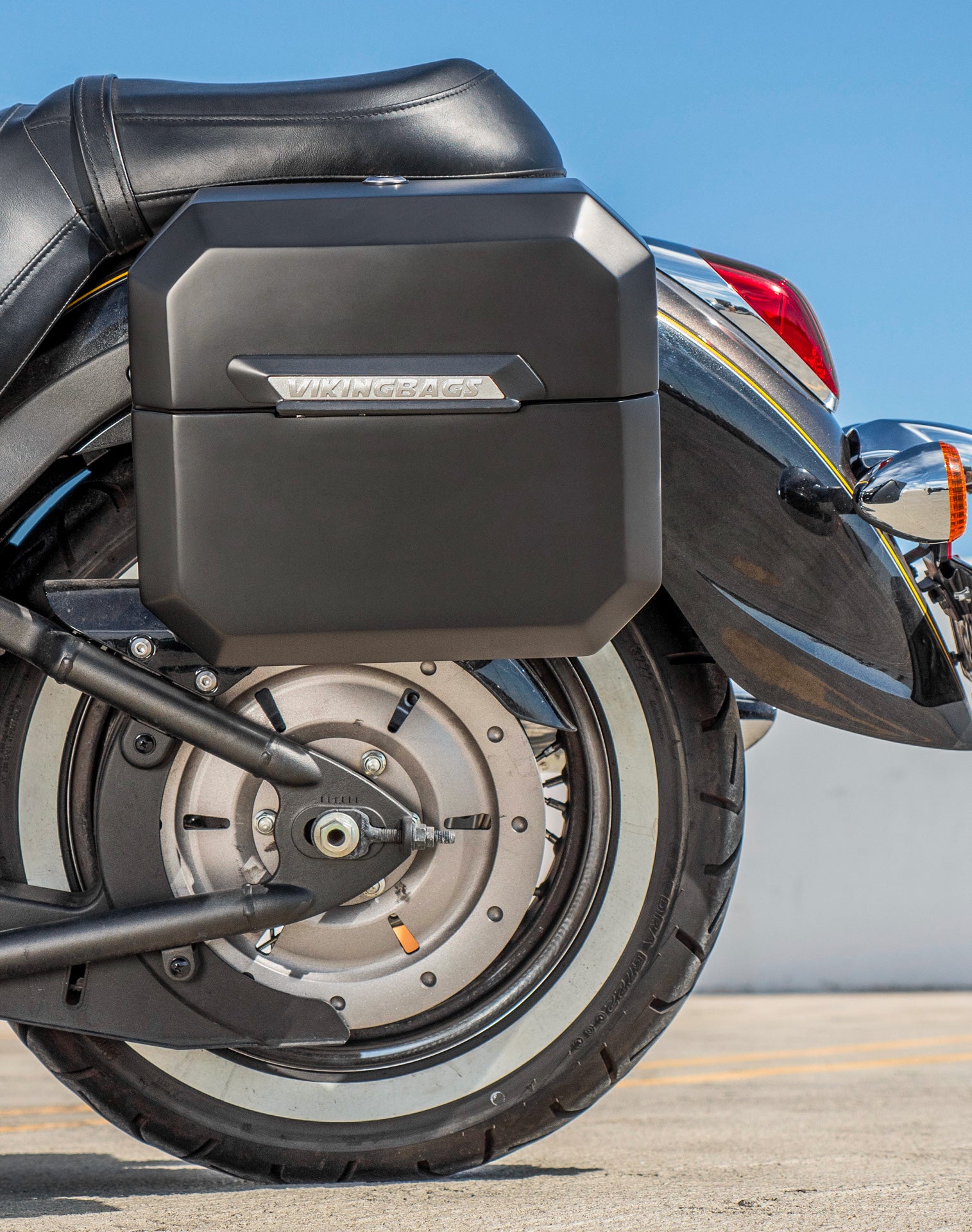 20L - Outlaw Quick-Mount Small Kawasaki Vulcan 900 Classic VN900 Matte Hard Saddlebags Life style 2