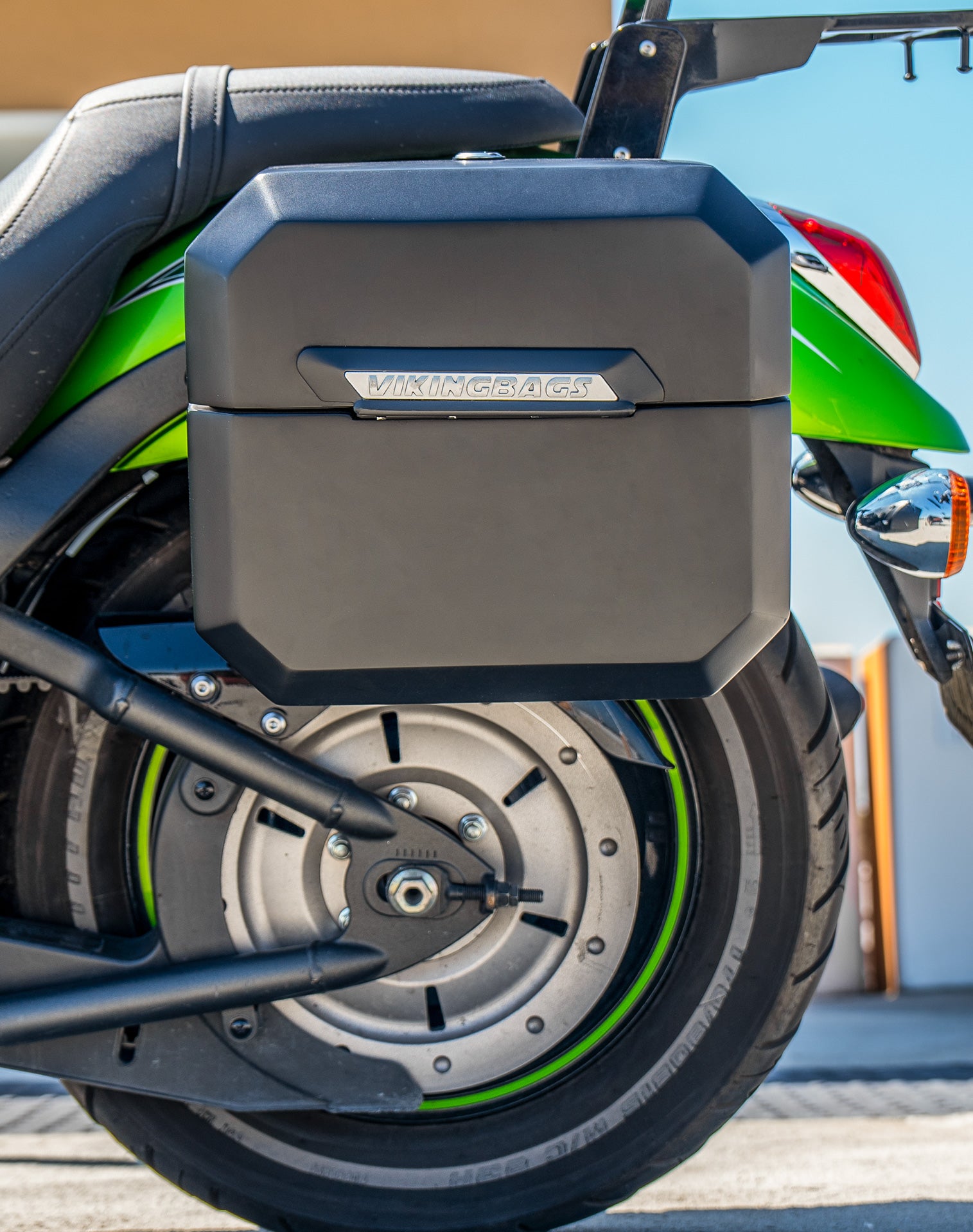 20L - Outlaw Quick-Mount Small Kawasaki Vulcan 900 Custom Matte Hard Saddlebags Life style 2