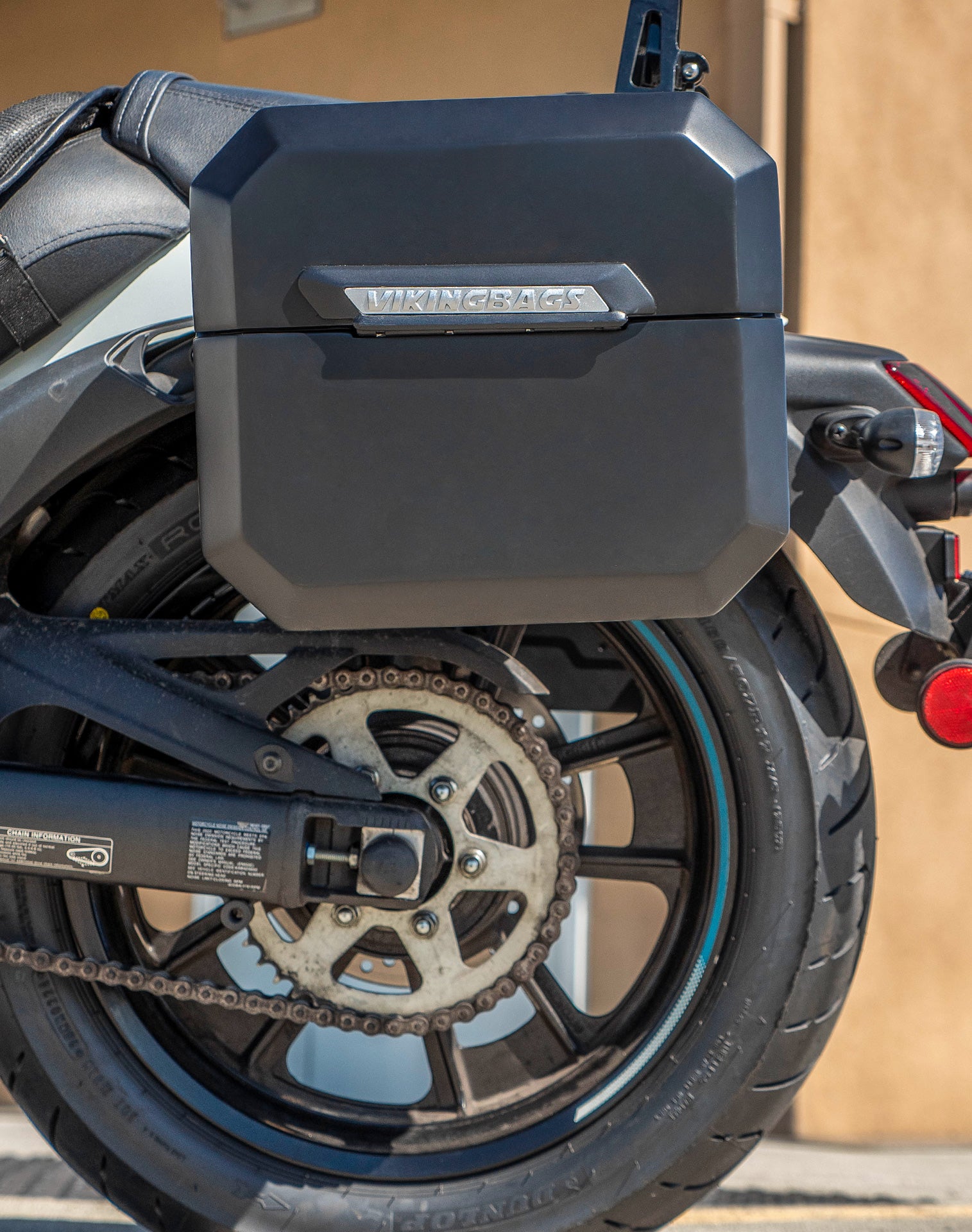 20L - Outlaw Quick-Mount Small Kawasaki Vulcan S Matte Hard Saddlebags Life style 2